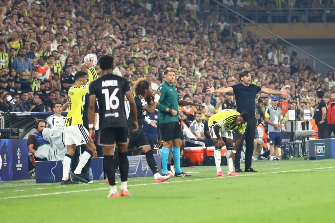 FENERBAHÇE, UEFA ŞAMPİYONLAR LİGİ PLAY-OFF TURU İLK MAÇINDA EVİNDE FRANSIZ TEMSİLCİSİ OLYMPİQUE LYON İLE KARŞILAŞIYOR. MÜSABAKANIN İLK YARISI KONUK EKİBİN 1-0'LIK ÜSTÜNLÜĞÜYLE TAMAMLANDI.