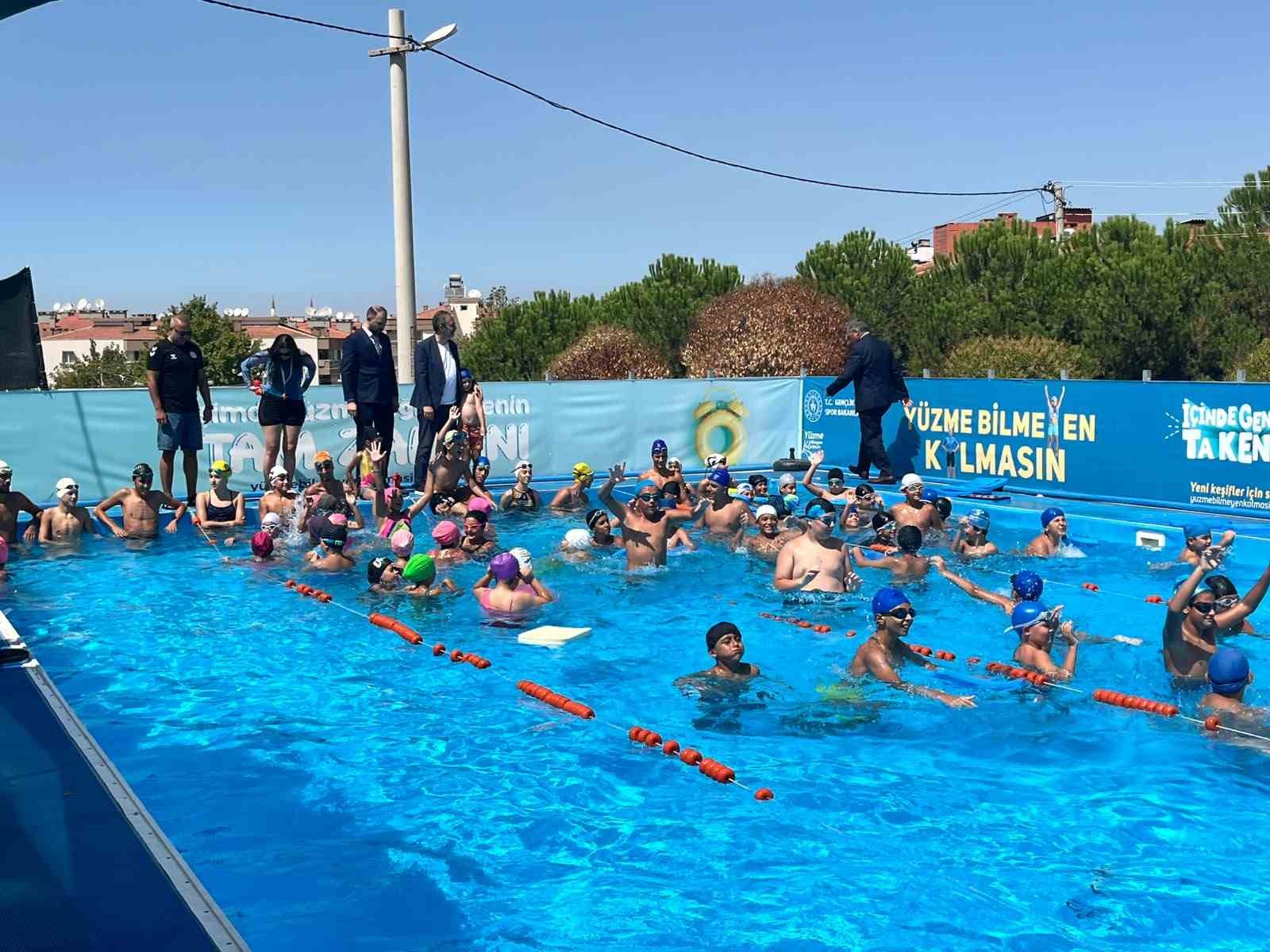 AK PARTİ İZMİR MİLLETVEKİLİ VE ESKİ GENÇLİK VE SPOR BAKANI MEHMET MUHARREM KASAPOĞLU, GAZİEMİR'DEKİ GENÇLİK VE SPOR MERKEZİNDE KURULAN PORTATİF HAVUZU ZİYARET EDEREK İNCELEMELERDE BULUNDU.