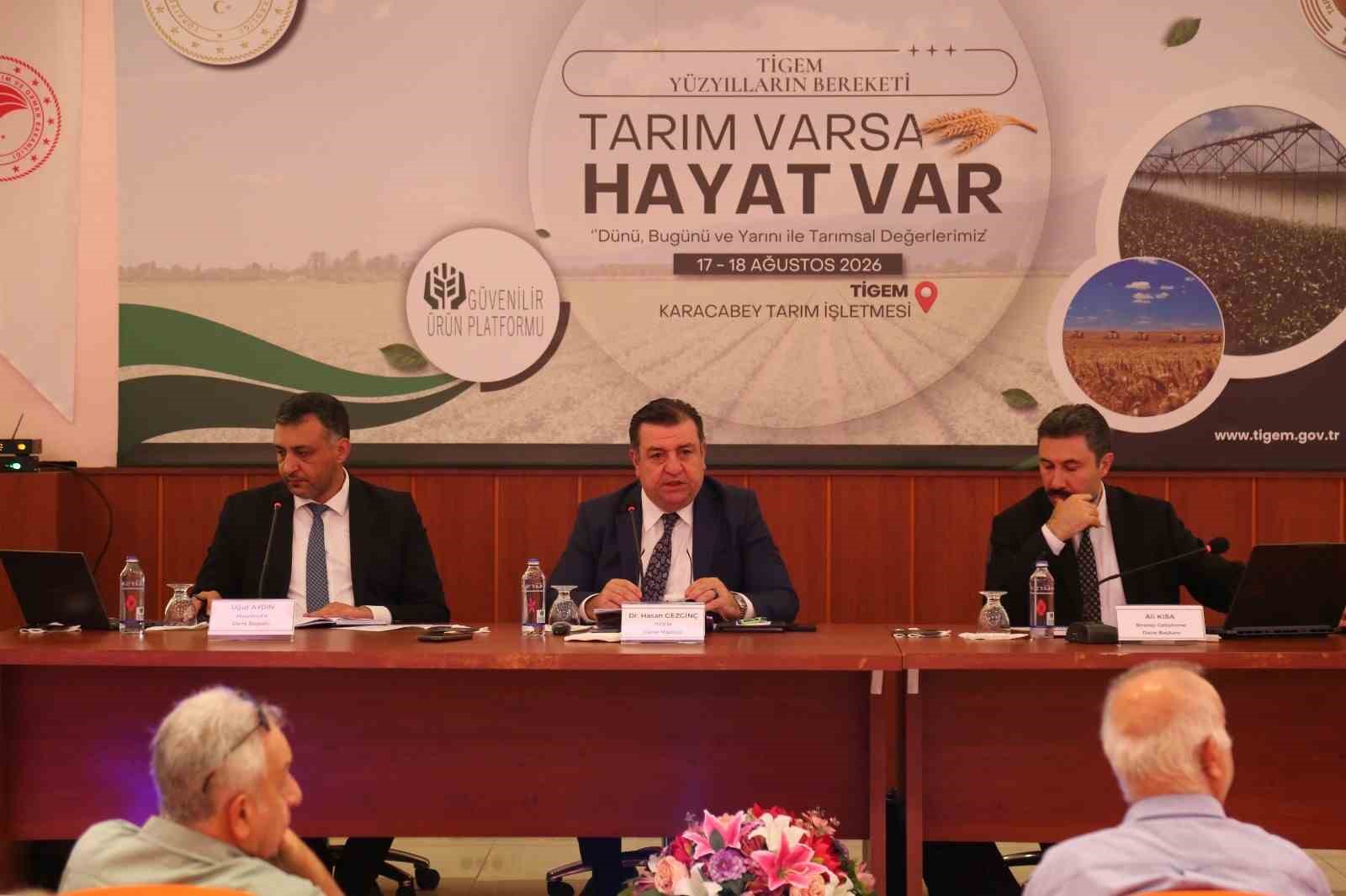 TARIM İŞLETMELERİ GENEL MÜDÜRÜ (TİGEM) GENEL MÜDÜRÜ DR. HASAN GEZGİNÇ, 2026 YILI BİTKİSEL ÜRETİM DÖNEMİNDE HUBUBATTA 380 BİN TON REKOLTE VE SERTİFİKALI TOHUMDA 233 BİN TONLUK ÜRETİM HEDEFLEDİKLERİNİ VURGULAYARAK, "İKLİM DEĞİŞİKLİĞİYLE MÜCADELE KAPSAMINDA TOHUMLUK ÜRETİM ALANLARIMIZIN YÜZDE 40’INI KURAKLIĞA TOLERANSLI ÇEŞİTLERLE PLANLADIK." DEDİ.