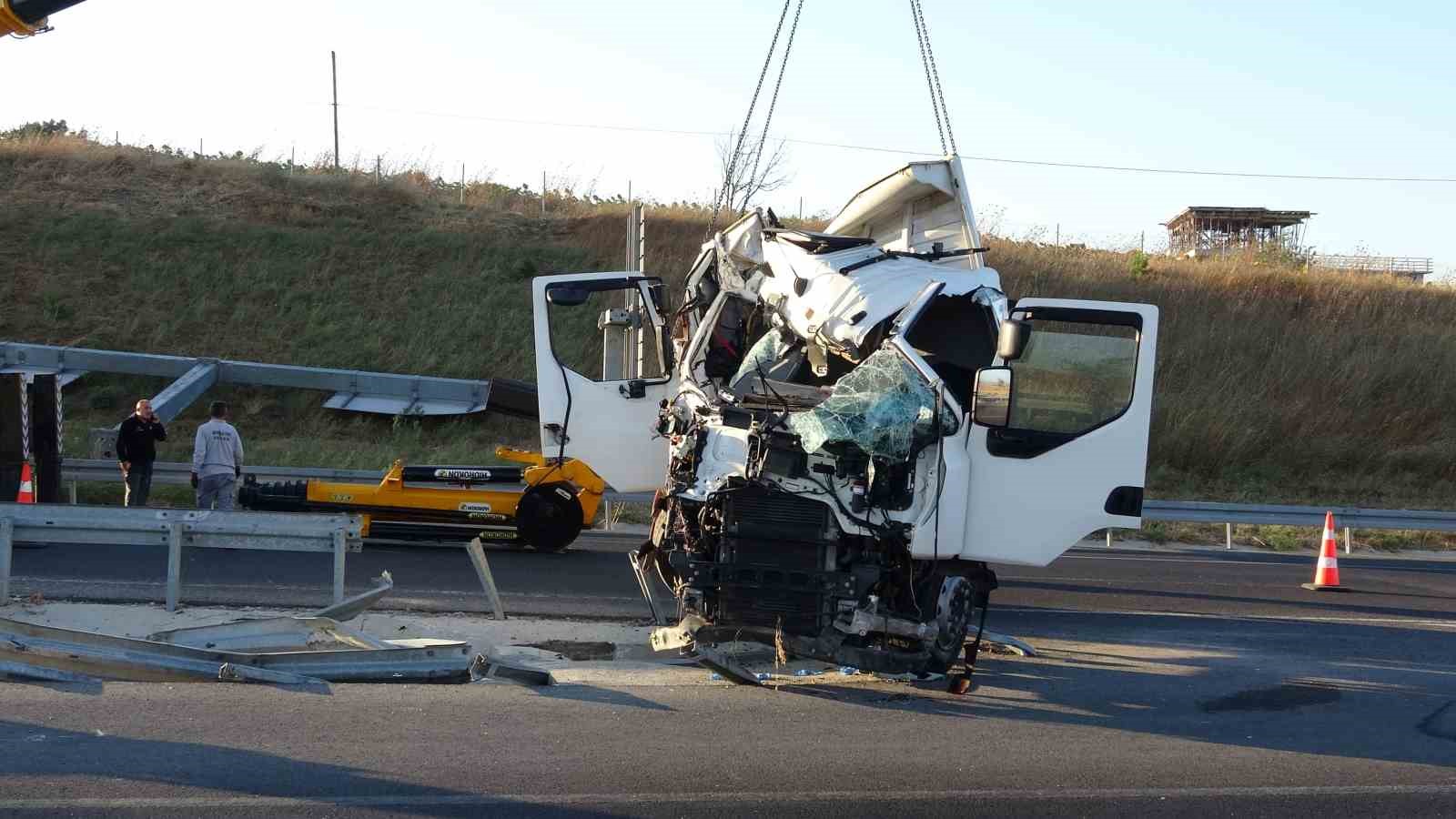 ÇANAKKALE’DE BARİYERLERE ÇARPMAN KAMYONDAKİ 2 KİŞİ HAYATINI KAYBETTİ.