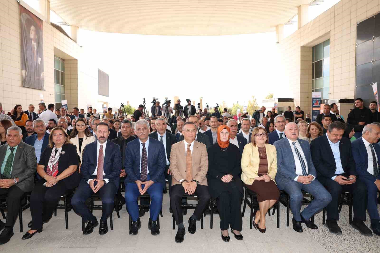 GAZİANTEP BÜYÜKŞEHİR BELEDİYESİ İLE KÜLTÜR VE TURİZM BAKANLIĞI İŞ BİRLİĞİNDE DÜZENLENEN; SANAT, KÜLTÜR, GASTRONOMİ VE EĞLENCENİN BİR ARADA YAŞANDIĞI KÜLTÜR YOLU FESTİVALİ GASTROANTEP, DÜZENLENEN AÇILIŞ TÖRENİYLE BAŞLADI.
