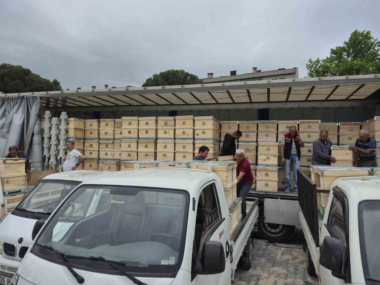 ÇANAKKALE'DE YANGINDAN ETKİLENEN ARICILARA 2 BİN ADET ARI KOVANI DAĞITIMI TAMAMLANDI.