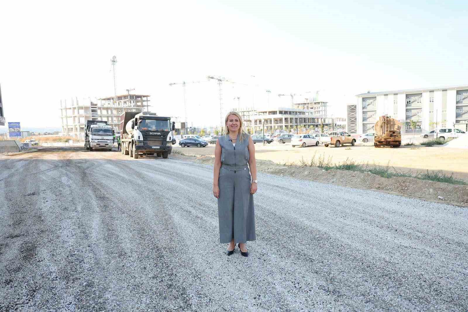 MERKEZEFENDİ BELEDİYESİ, İLÇE GENELİNDE ULAŞIM GÜVENLİĞİNİ VE KONFORUNU ARTIRMAK AMACIYLA YOL ÇALIŞMALARINI SÜRDÜRÜYOR. MERKEZEFENDİ BELEDİYE BAŞKANI ŞENİZ DOĞAN, KARAHASANLI MAHALLESİ’NDE YÜRÜTÜLEN ÇALIŞMALARI YERİNDE İNCELEYEREK EKİPLERDEN BİLGİ ALDI, MAHALLE ESNAFINI ZİYARET ETTİ.