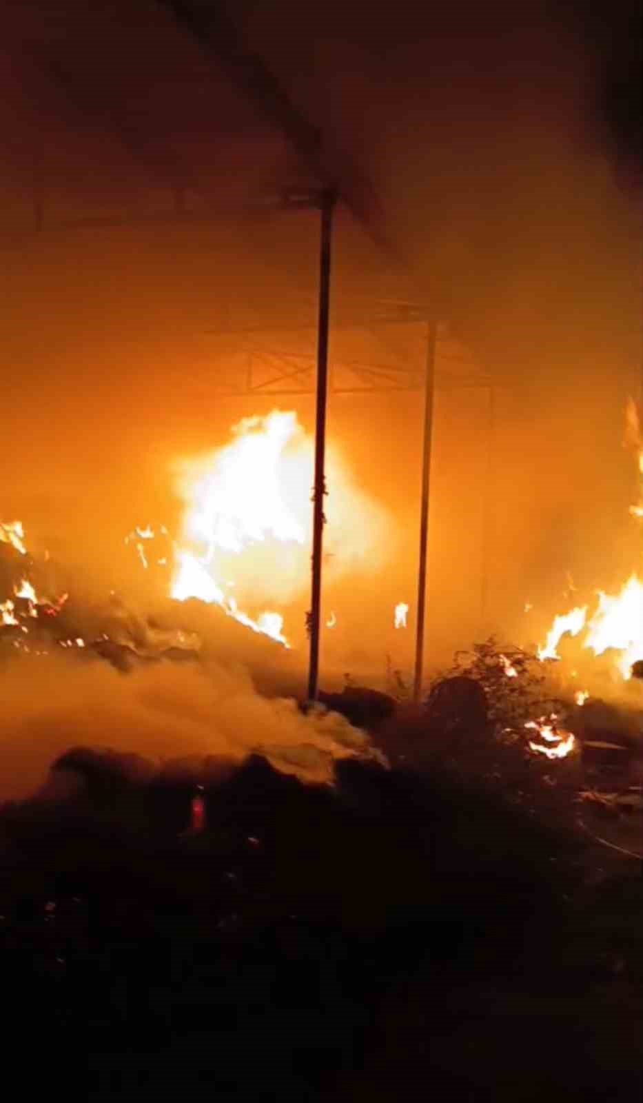 BURSA’NIN KARACABEY İLÇESİNDE GECE SAATLERİNDE BİR ÇİFTLİKTE ÇIKAN YANGIN PANİĞE NEDEN OLDU. ALEVLERİN KISA SÜREDE BÜYÜDÜĞÜ YANGINDA ÇİFTLİKTE BULUNAN HAYVANLAR, SON ANDA TELEF OLMAKTAN KURTARILIRKEN, İTFAİYE EKİPLERİNİN YOĞUN MÜDAHALESİYLE YANGIN KONTROL ALTINA ALINDI.