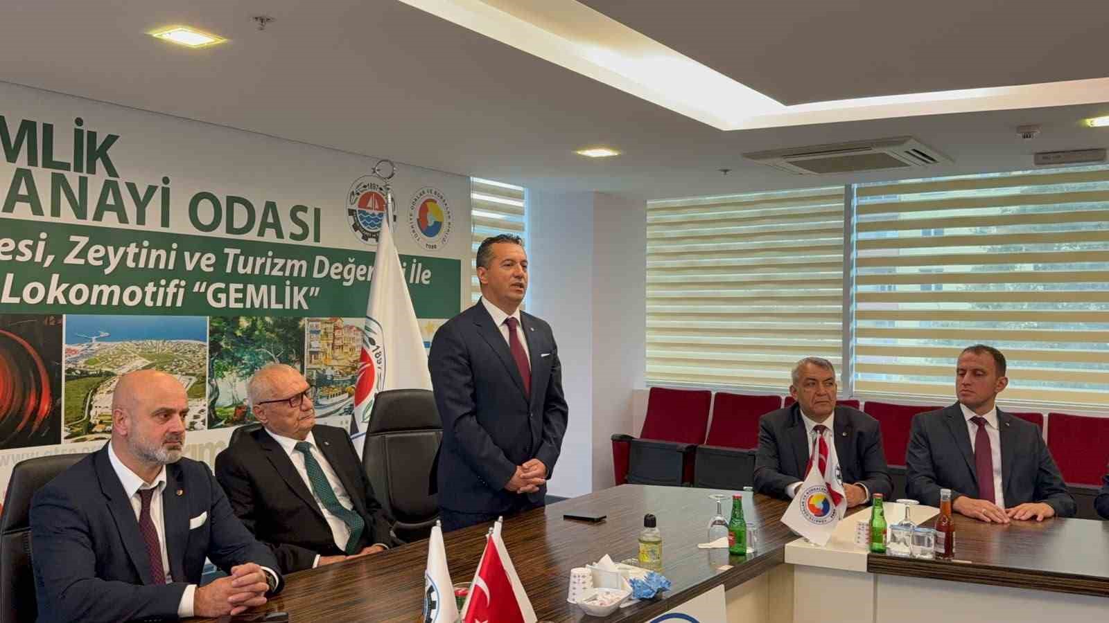 GEMLİK TİCARET VE SANAYİ ODASI'NIN OLUŞAN YENİ MECLİSİ YÖNETİM KURULUNU BELİRLEDİ. ODA MECLİS SALONUNDA YAPILAN SEÇİMLERDE 19 MECLİS ÜYESİNE SAHİP HAMALOĞLU’NUN LİSTESİNDE  POLAT AKCAN, ERCÜMENT TÜRKER, ERKAN KAVLAK, FATİH AYVAZ, HACI ÖRNEK, NİHAT BALKAN’DAN OLUŞAN LİSTE 19 OY ALIRKEN, ALPASLAN EKER’İN LİSTESİ 8 OY OLDU. YÖNETİM KURULU SEÇİMLERİNİN ARDINDAN EN YAŞLI ÜYE İBRAHİM DEMİR BAŞKANLIĞINDA YAPILAN MECLİS BAŞKANLIĞI  SEÇİMLERİNDE DE HAMALOĞLU’NUN LİSTESİNDE. NURETTİN HOCAOĞLU BAŞKAN SEÇİLDİ. MECLİS BAŞKAN VEKİLLİKLERİNE DE ERGİN ERENOĞLU VE ALİ TİTİZ SEÇİLİRKEN MECLİS KATİPLİĞİNE DE ALPER BULUK SEÇİLDİ. GTSO'NA BAŞKAN SEÇİLEN HASAN HAMALOĞLU, KAZANAN GEMLİK OLDU MOTTOSUNA VURGU YAPARAK "GEMLİK İÇİN BİRBİRİNDEN DEĞERLİ MECLİS ÜYESİ ARKADAŞLARIMIZLA ÇALIŞMAYA DEVAM EDECEĞİZ" DEDİ.