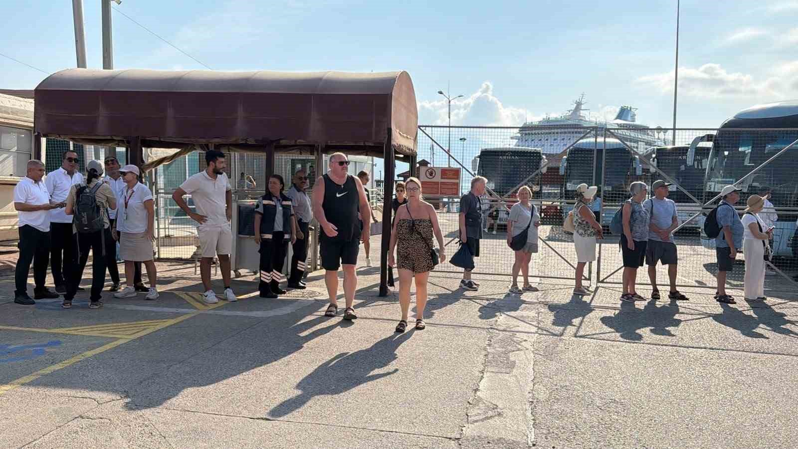 ANTALYA’NIN ALANYA İLÇESİNE MALTA BANDIRALI 264 METRE UZUNLUĞUNDAKİ MARELLA DİSCOVERY İSİMLİ KRUVAZİYER GEMİSİ GELDİ. GEMİDE BULUNAN BİN 765 TURİST İLE 735 MÜRETTEBAT İLÇEYE HAREKETLİLİK KATTI.