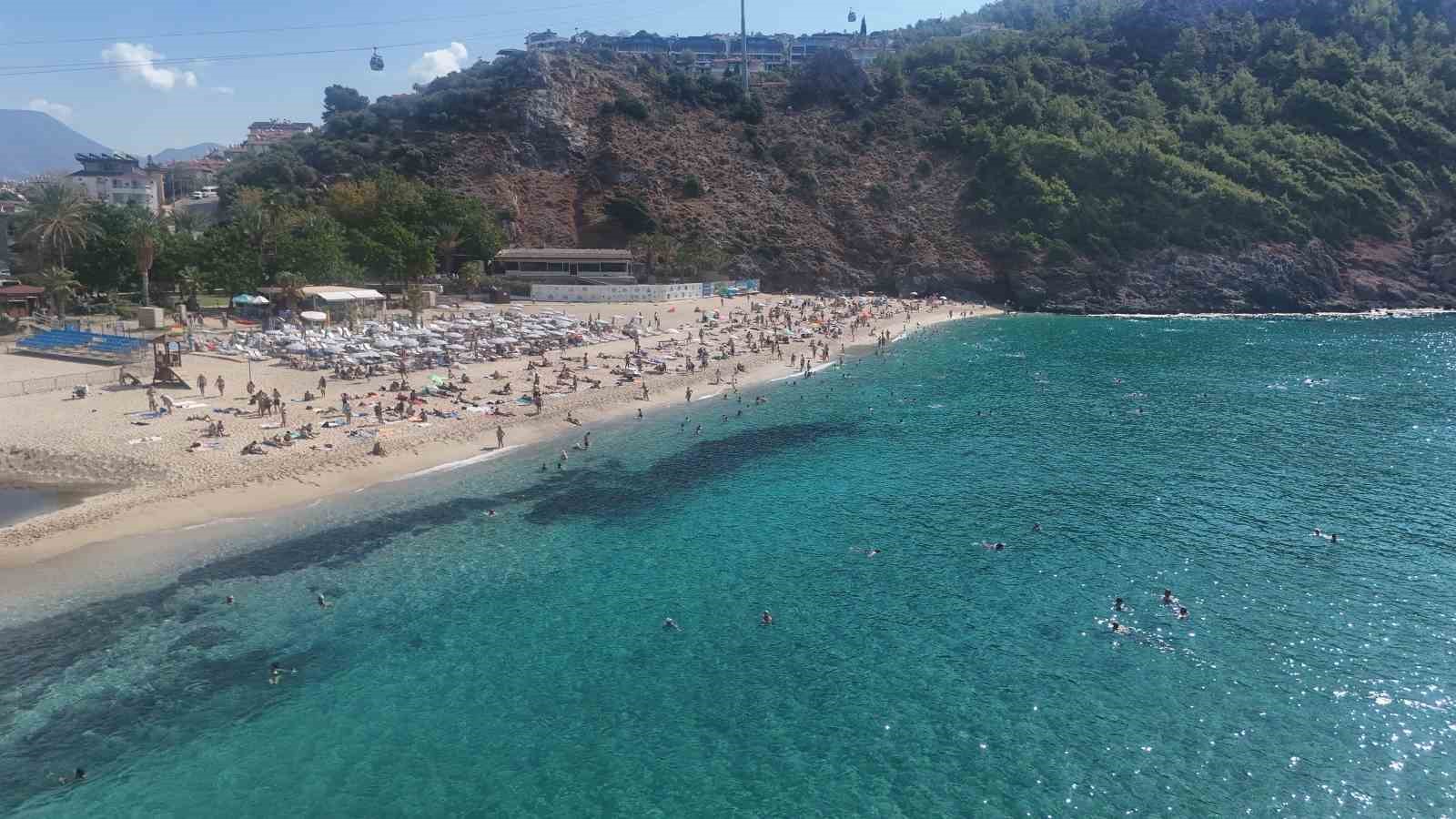 TÜRKİYE'NİN BİRÇOK BÖLGESİNDE HAVA SICAKLIKLARININ DÜŞMESİYLE KIŞLIK KIYAFETLER GARDIROPLARDAN ÇIKARILIRKEN, TURİZM KENTİ ALANYA'DA YAZDAN KALMA GÜNLER YAŞANIYOR.