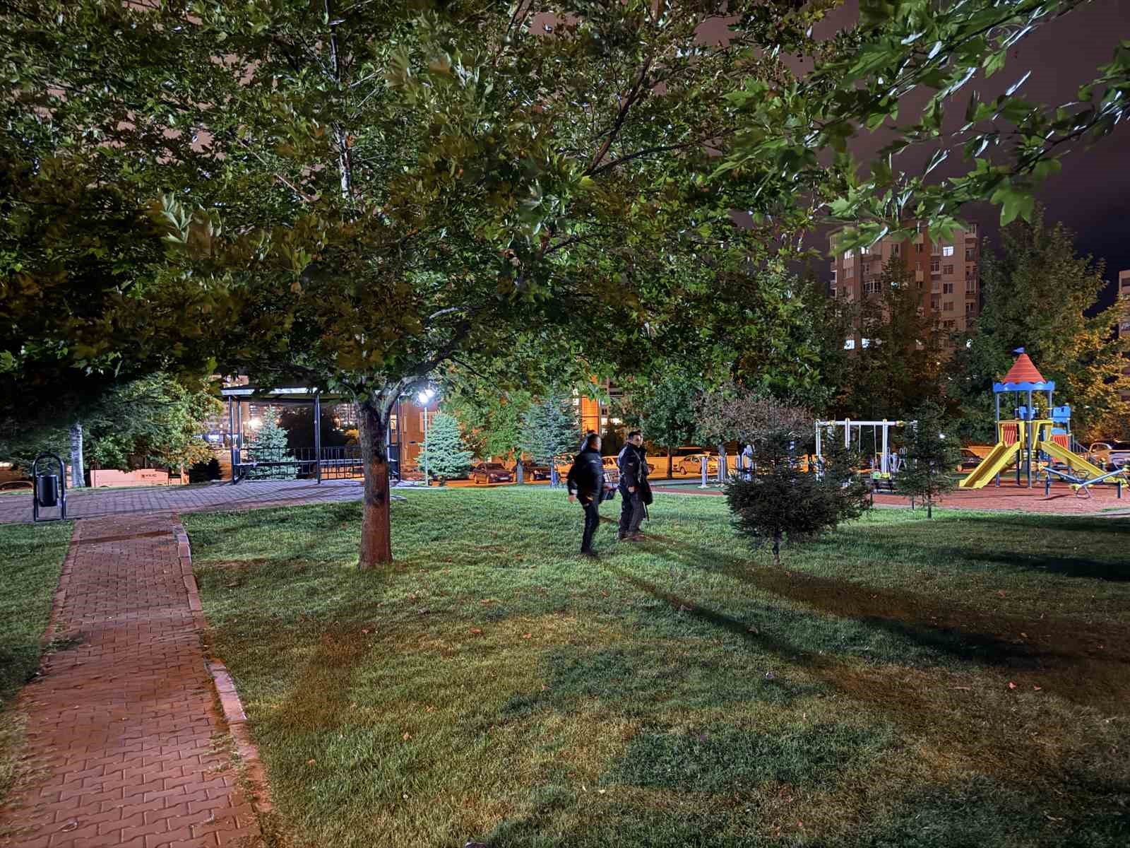 KAYSERİ’NİN MELİKGAZİ İLÇESİNDE BIÇAKLI KAVGA İHBARINA GİDEN POLİS EKİPLERİNDEN KAÇAN ŞÜPHELİLER GERİYE EŞYALARINI BIRAKTI.