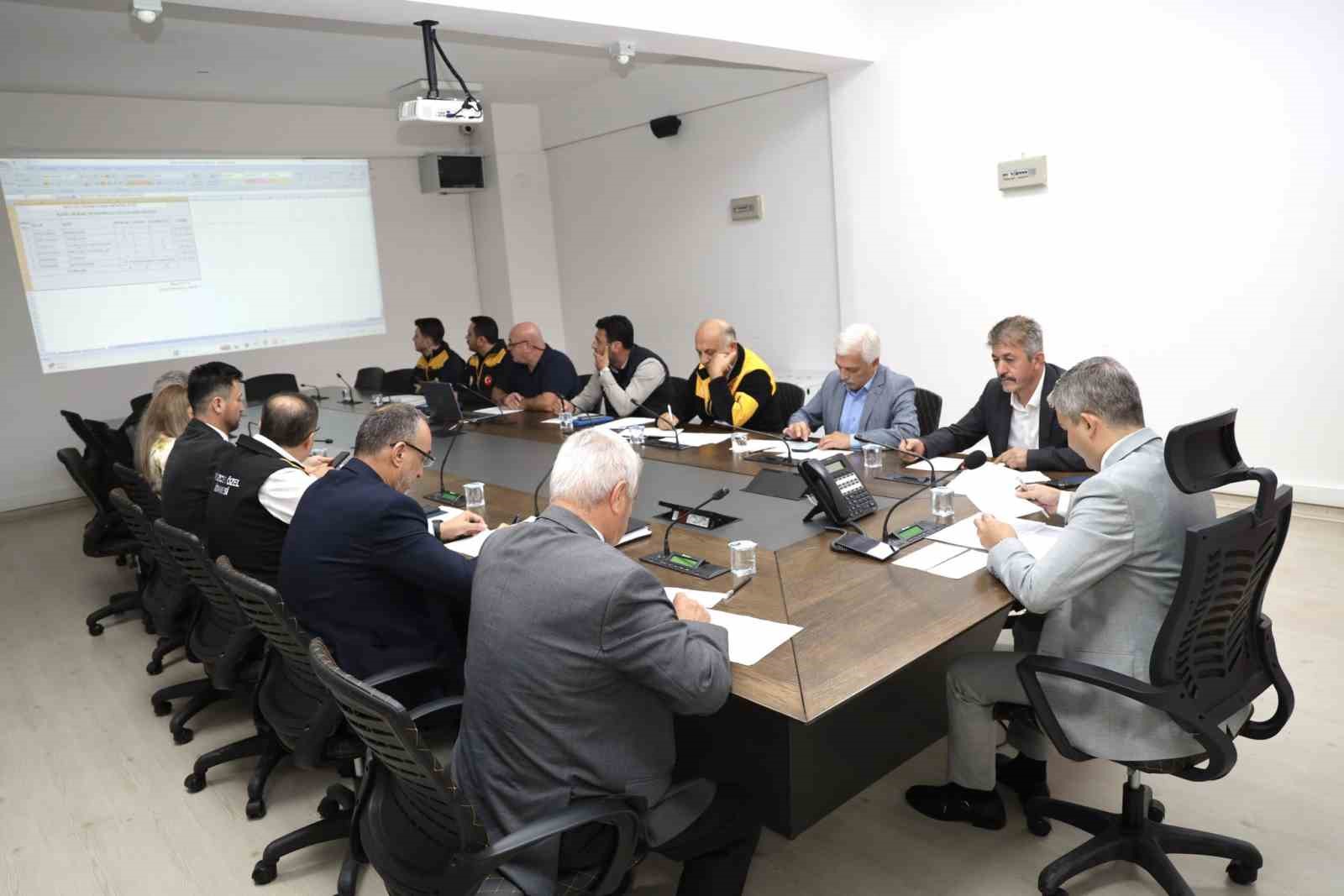 DÜZCE İL ÖZEL İDARESİ İL ENCÜMEN TOPLANTISI, GENEL SEKRETER NURİ ÇELİK BAŞKANLIĞINDA GERÇEKLEŞTİRİLDİ. TOPLANTIDA GÜNDEMDE YER ALAN 13 MADDE GÖRÜŞÜLEREK KARARA BAĞLANDI.