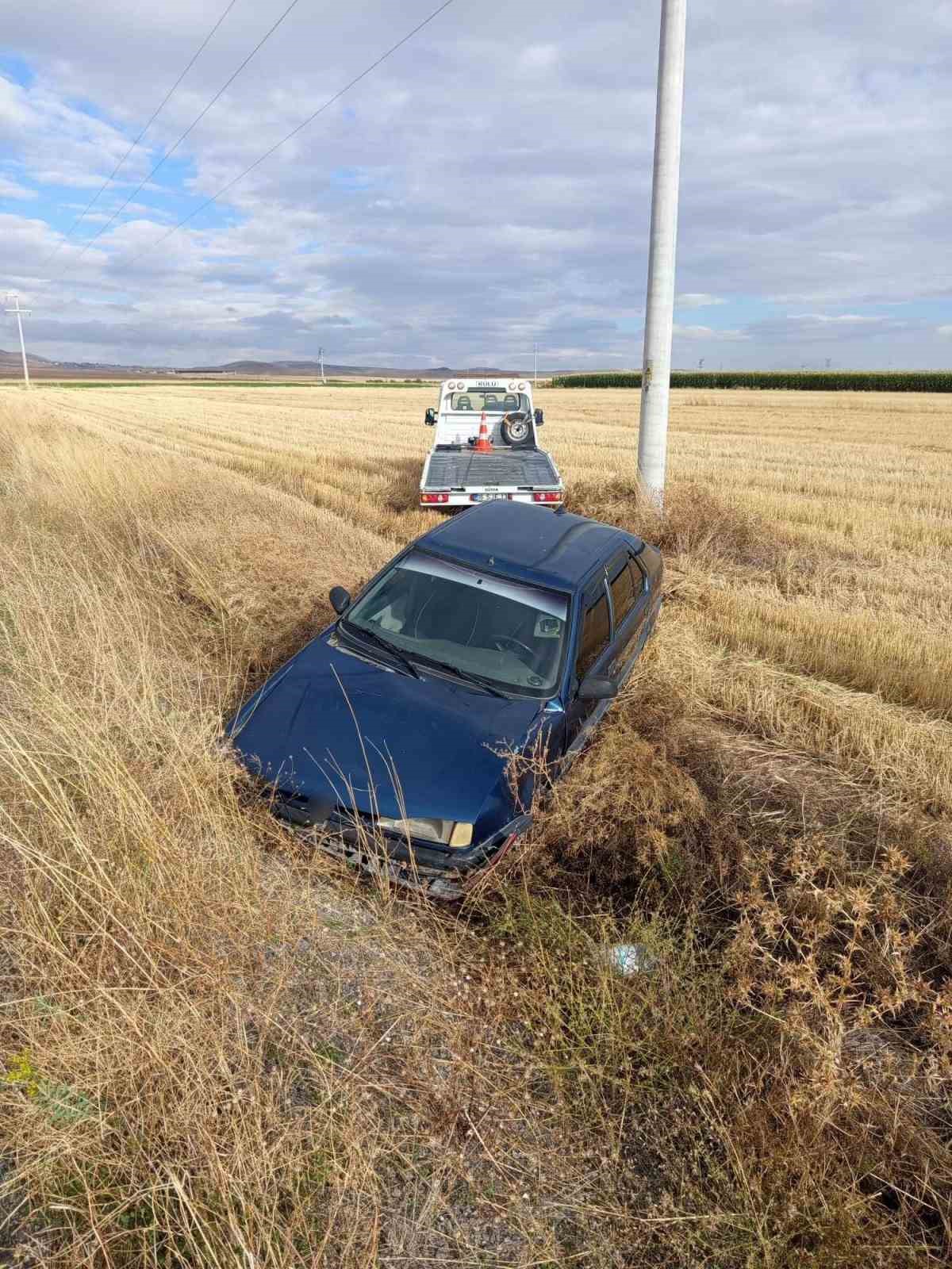 KONYA’NIN KULU İLÇESİNDE KONTROLDEN ÇIKARAK ŞARAMPOLE DEVRİLEN OTOMOBİLDEKİ 2 KİŞİ YARALANDI.