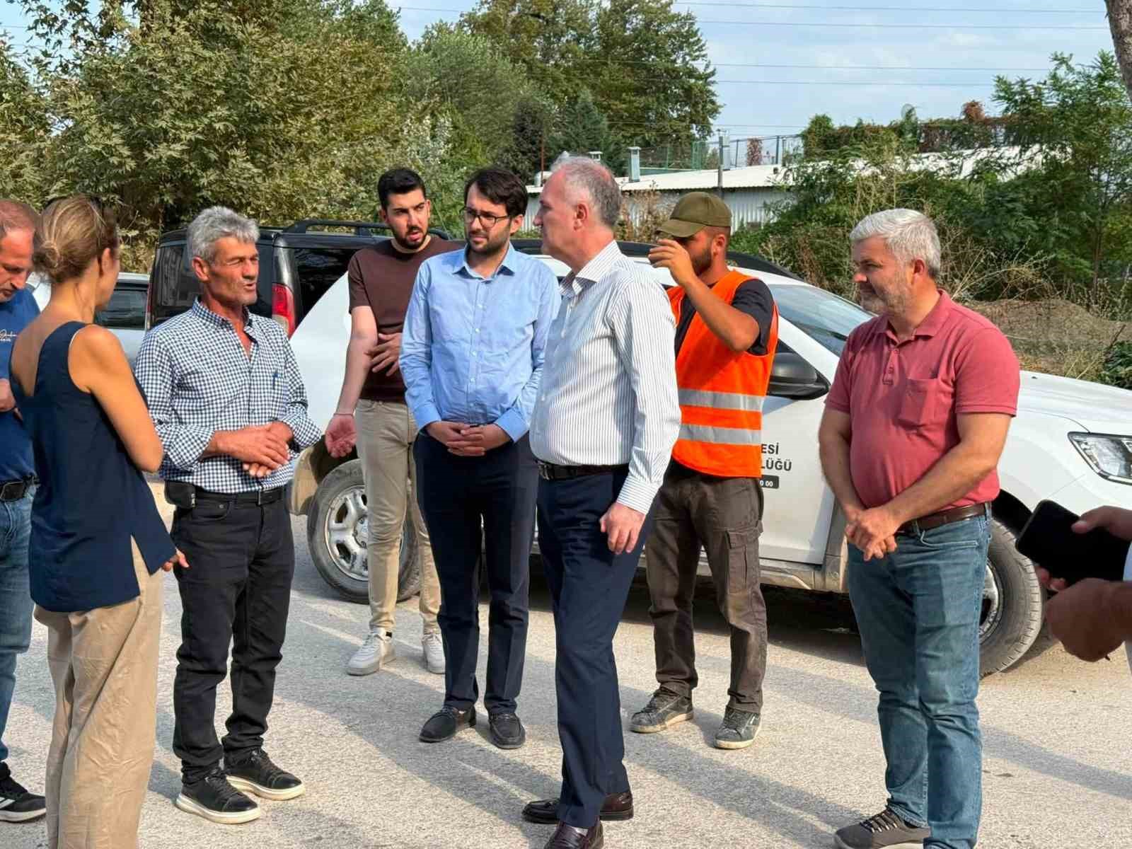 İNEGÖL BELEDİYE BAŞKANI ALPER TABAN, HUZUR VE CERRAH MAHALLELERİNDE BURSA BÜYÜKŞEHİR BELEDİYESİ BUSKİ TARAFINDAN SÜRDÜRÜLEN ALTYAPI ÇALIŞMALARINI YERİNDE İNCELEDİ. TABAN, SÜRECİN SAĞLIKLI VE PLANLI İLERLEMESİ ADINA ŞEHİRDE YÜRÜTÜLEN TÜM ÇALIŞMALARI SAHADA TAKİP ETTİKLERİNİ SÖYLEDİ.