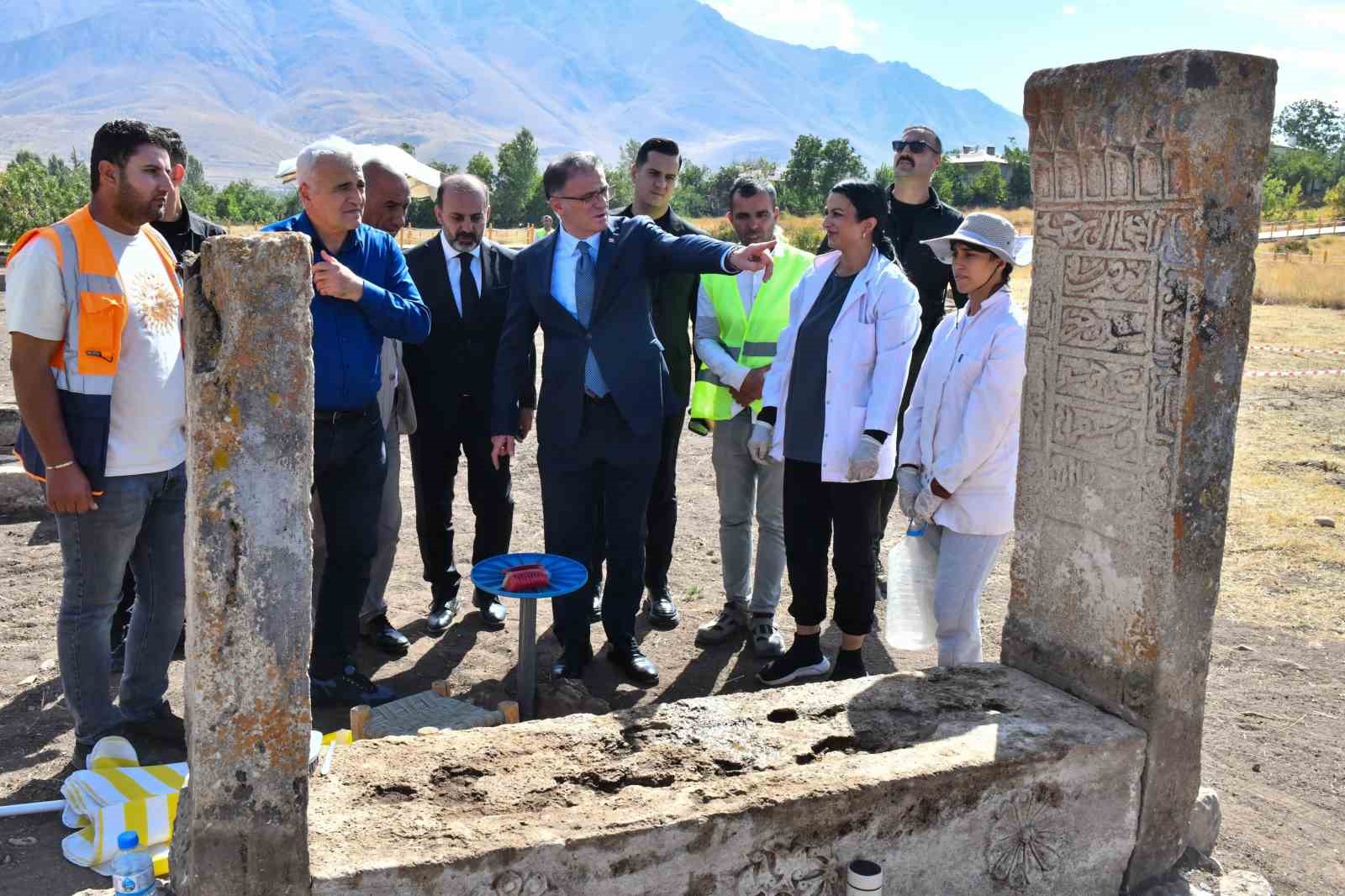 KÜLTÜR VE TURİZM BAKANLIĞI TARAFINDAN YÜRÜTÜLEN “GELECEĞE MİRAS PROJESİ” KAPSAMINDA VAN’IN GEVAŞ İLÇESİNDE BULUNAN HALİME HATUN KÜMBETİ VE TARİHİ SELÇUKLU MEZARLIĞI’NDA KAZI, RESTORASYON VE ÇEVRE DÜZENLEME ÇALIŞMALARI ARALIKSIZ SÜRÜYOR.