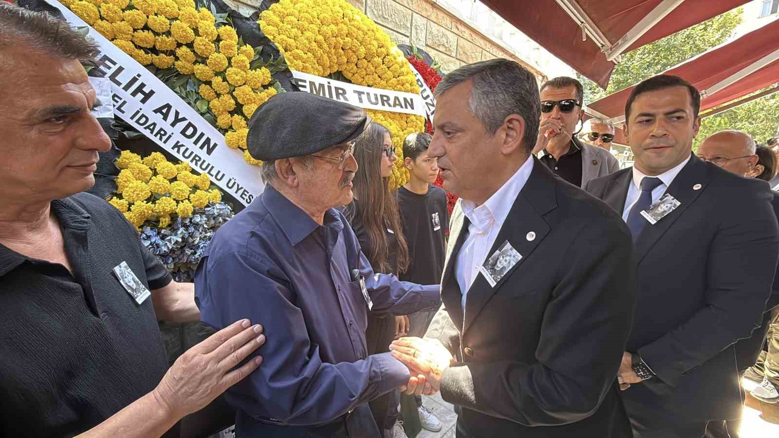 ESKİ ESKİŞEHİR BÜYÜKŞEHİR BELEDİYE BAŞKANI YILMAZ BÜYÜKERŞEN'İN 78 YAŞINDA HAYATINI KAYBEDEN KARDEŞİ GÜZİN BÜYÜKERŞEN, KILINAN CENAZE NAMAZININ ARDINDAN ASRİ MEZARLIK'TA TOPRAĞA VERİLDİ.