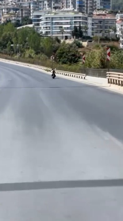 ANTALYA’NIN ALANYA İLÇESİNDE BİR MOTOSİKLETLİNİN SEYİR HALİNDEYKEN YAPTIĞI TEHLİKELİ HAREKETLER, BAŞKA BİR MOTOSİKLETLİNİN KAMERASINA YANSIDI.
