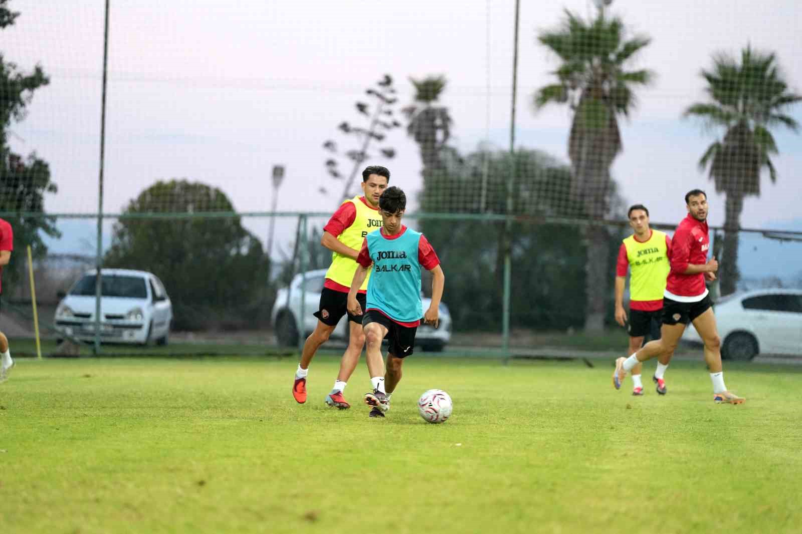TRENDYOL SÜPER LİG EKİPLERİNDEN ÇORUM FK, MİLLÎ MAÇLAR NEDENİYLE LİGE VERİLEN ARADA GERÇEKLEŞTİRECEĞİ KAMP ÇALIŞMALARI İÇİN ANTALYA’DA TOPLANDI. KIRMIZI-SİYAHLI EKİP KAMPIN İLK İDMANINI SÜRDÜRDÜ.