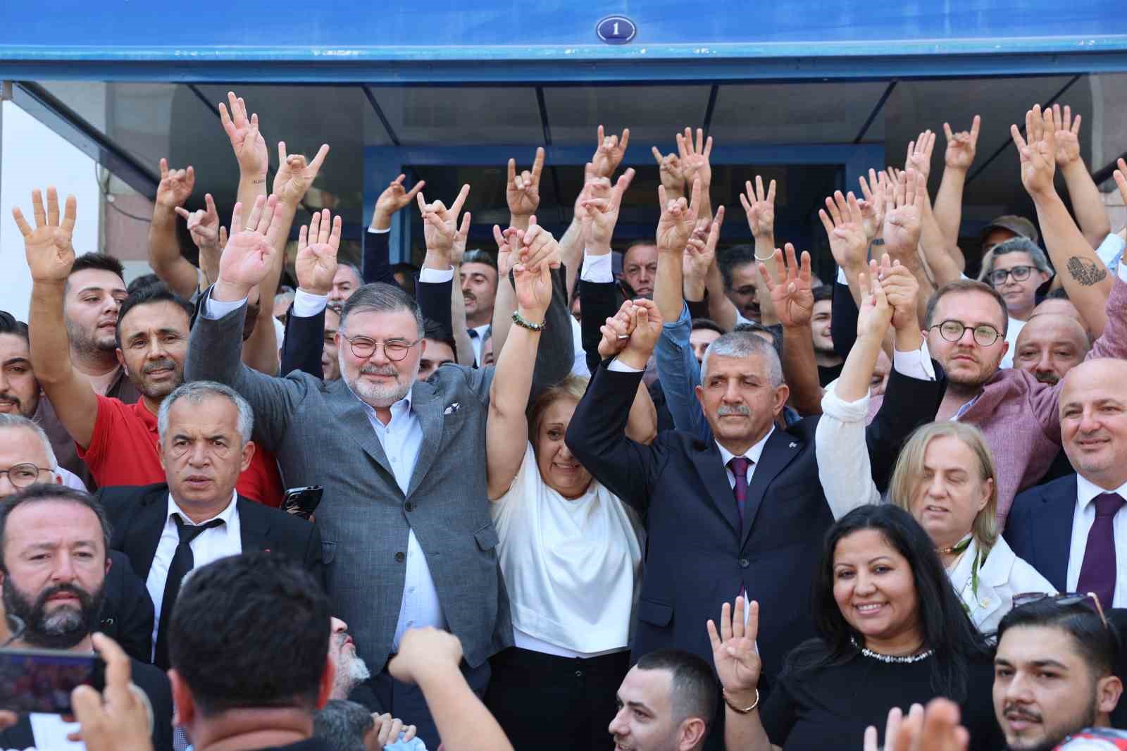 TUTUKLANAN MENDERES BELEDİYE BAŞKANI İLKAY ÇİÇEK’İN İÇİŞLERİ BAKANLIĞI TARAFINDAN GÖREVDEN UZAKLAŞTIRILMASININ ARDINDAN GERÇEKLEŞTİRİLEN BAŞKAN VEKİLLİĞİ SEÇİMLERİNİ CUMHUR İTTİFAKI ADAYI ASUMAN ŞEN KAZANDI.