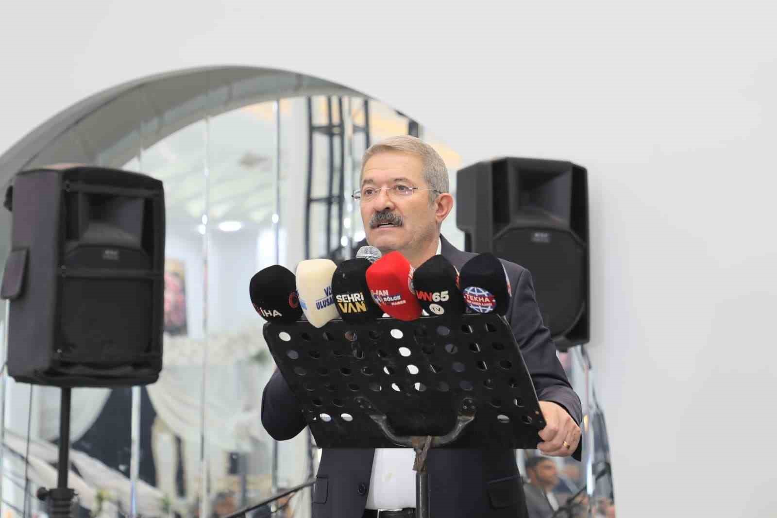 VAN TİCARET VE SANAYİ ODASI BAŞKANI NECDET TAKVA; SEÇİM SÜRECİNDE YAŞANAN ZORLUKLARA DEĞİNEREK, "BU KENTİN TİCARETİNİN VE SANAYİSİNİN EN GÜVENLİ LİMANI ORTAK AKIL VE MAVİ LİSTE EKİBİDİR" DEDİ.