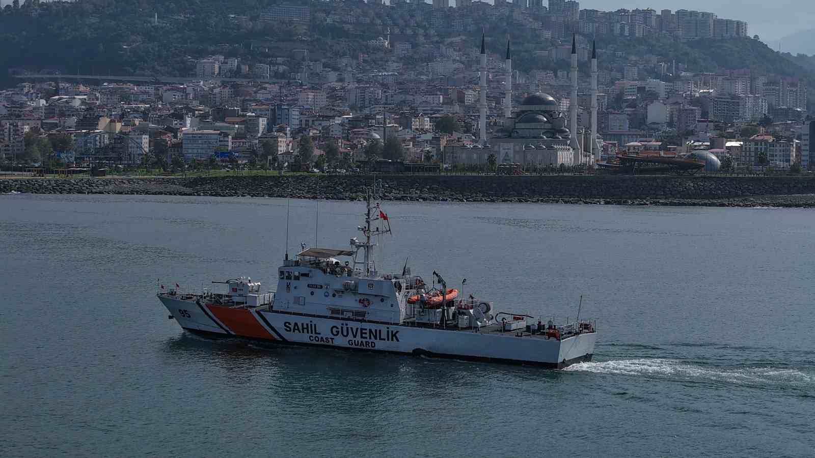 KARADENİZ'DE PALAMUT AVININ YOĞUNLAŞMASIYLA BİRLİKTE BALIKÇI TEKNELERİNİN HAREKETLİLİĞİ ARTARKEN, SAHİL GÜVENLİK DOĞU KARADENİZ GRUP KOMUTANLIĞI EKİPLERİ DENETİMLERİNİ KARADAN, HAVADAN VE DENİZDEN SÜRDÜRÜYOR.