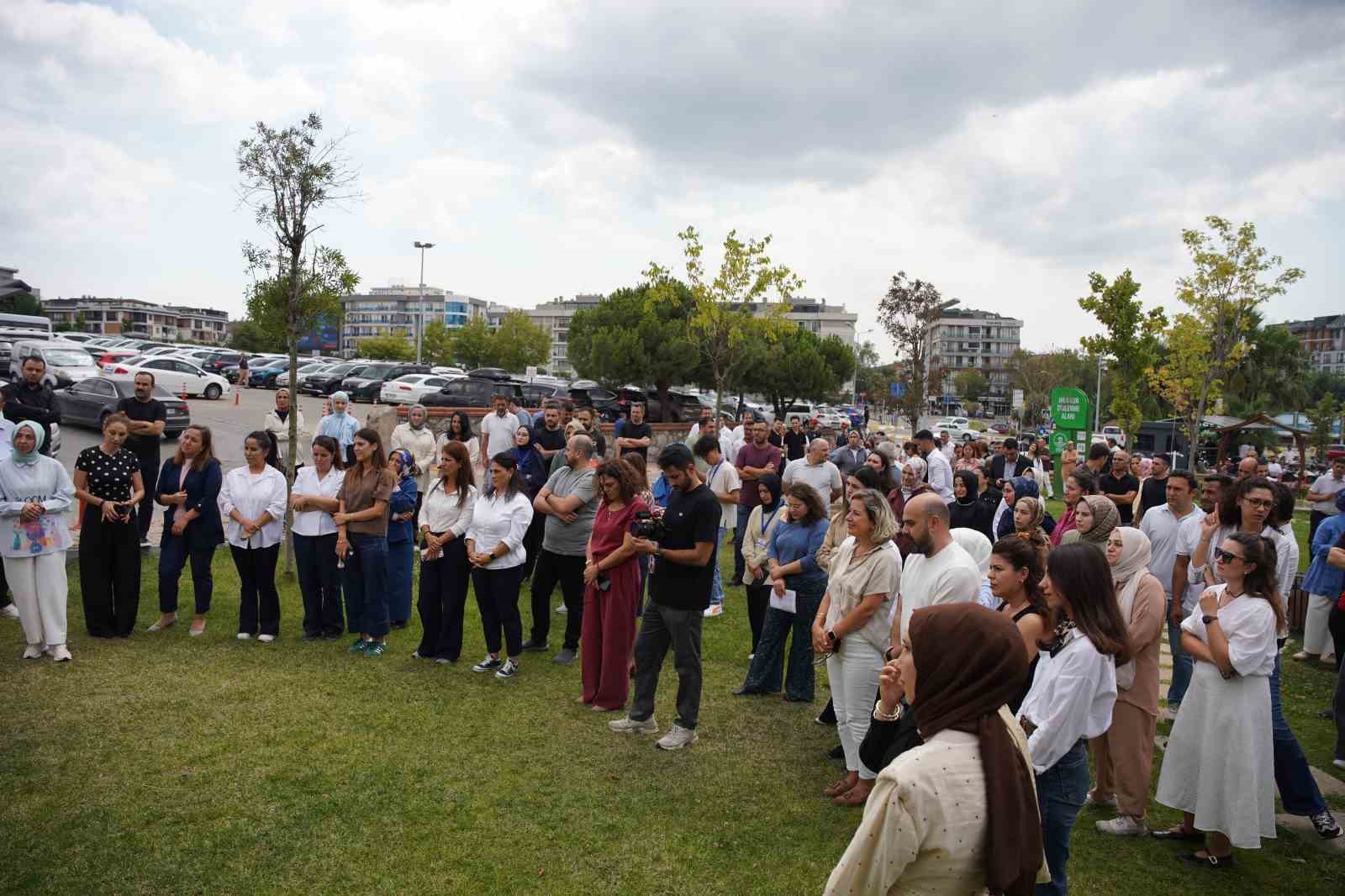 TUZLA BELEDİYESİ TARAFINDAN 17 AĞUSTOS 1999 MARMARA DEPREMİ’NİN YIL DÖNÜMÜNDE OLASI AFETLERE KARŞI HAZIRLIK SEVİYESİNİ GÜÇLENDİRMEK AMACIYLA TATBİKAT GERÇEKLEŞTİRİLDİ. BELEDİYE ANA HİZMET BİNASINDA DÜZENLENEN TATBİKATTA SİRENLERİN ÇALMASIYLA BİRLİKTE ÇALIŞANLAR "ÇÖK-KAPAN-TUTUN" POZİSYONU ALDI.