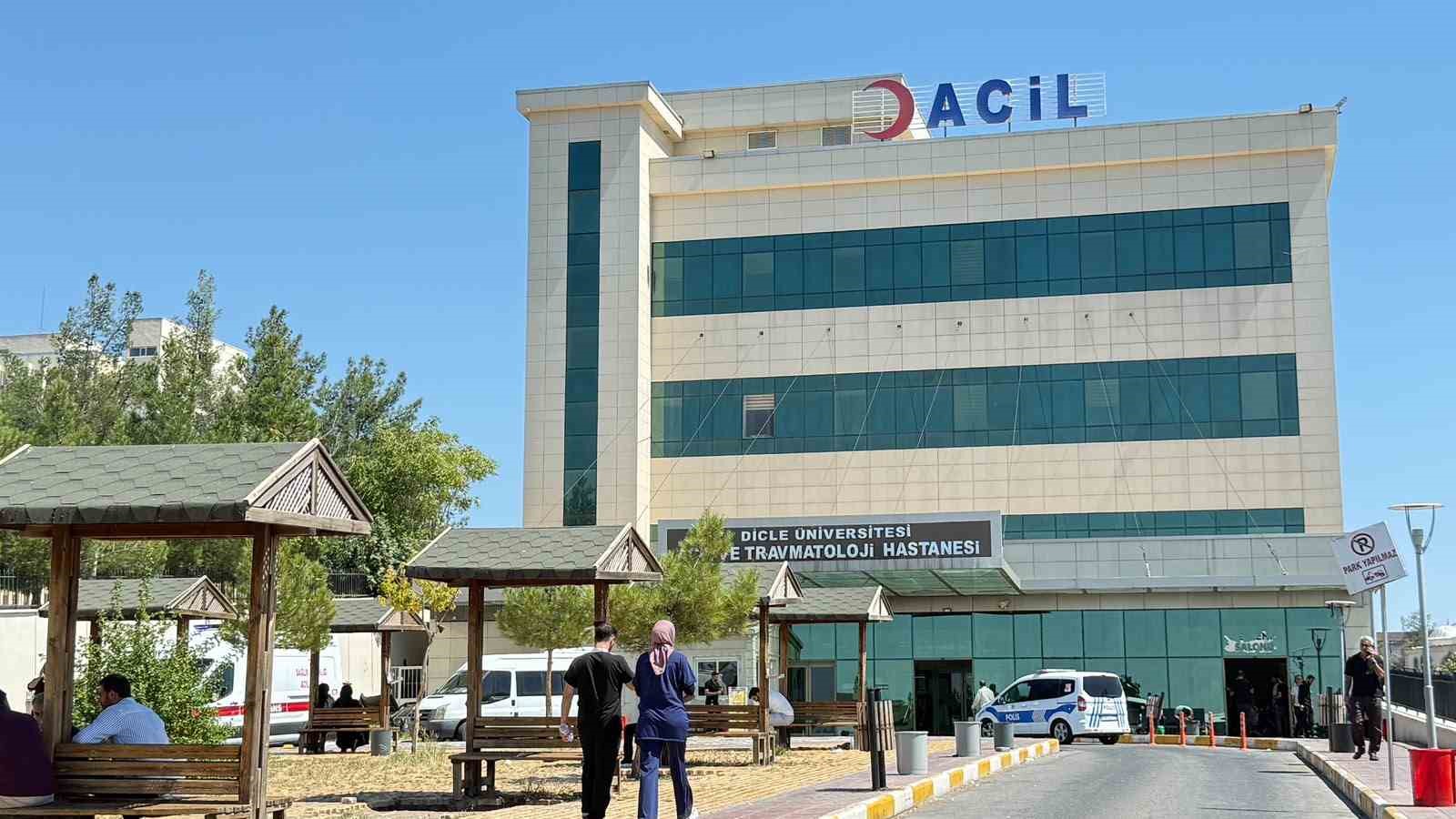 DİYARBAKIR’IN SUR İLÇESİNDE İKİ TARAF ARASINDA ALACAK VERECEK MESELESİ NEDENİ İLE ÇIKAN SİLAHLI KAVGADA 2 KİŞİ ÖLDÜ, 2’Sİ AĞIR 5 KİŞİ YARALANDI.