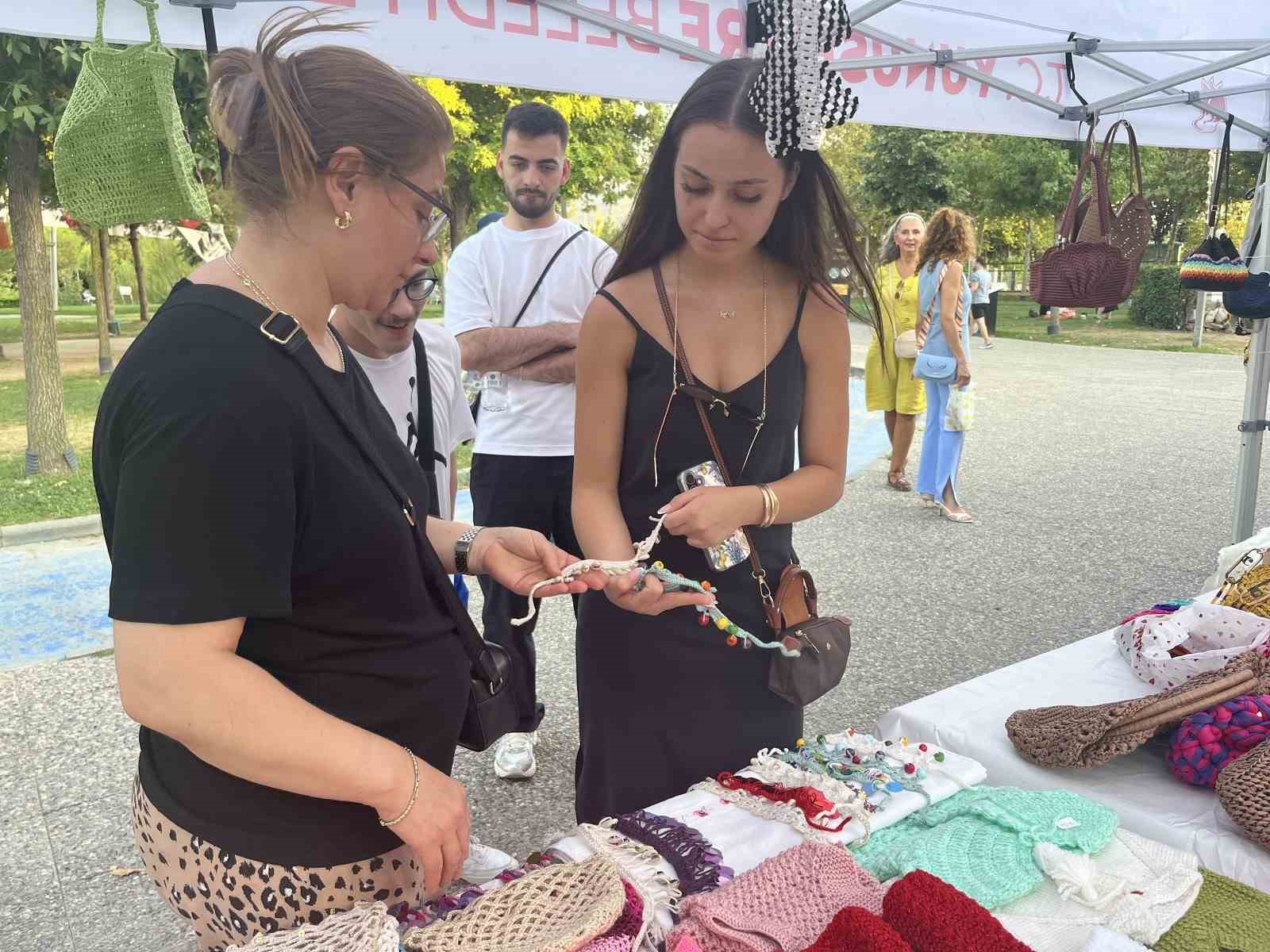 YUNUSEMRE BELEDİYESİ’NİN KADIN EMEĞİNİ VE ÜRETİMİNİ DESTEKLEMEK AMACIYLA DÜZENLEDİĞİ KADIN EL EMEĞİ GECE PAZARI, İLK ETABINI YOĞUN İLGİYLE TAMAMLADI. KADIN DAYANIŞMA VE EĞİTİM MERKEZLERİ’NDE EĞİTİM ALAN KURSİYERLER İLE YUNUSEMRE KENT KONSEYİ KADIN MECLİSİ BÜNYESİNDEKİ GİRİŞİMCİ KADINLARIN EL EMEĞİ ÜRÜNLERİNİ VATANDAŞLARLA BULUŞTU.