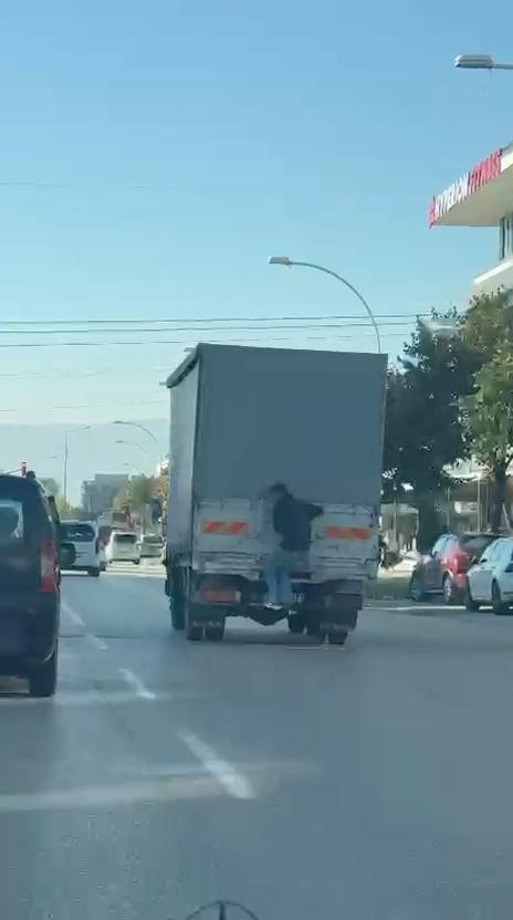BURSA’NIN ÖZLÜCE MAHALLESİ’NDE BİR ÇOCUK, SEYİR HALİNDEKİ KAMYONETİN ARKASINA ÇIKARAK KAPAĞINA TUTUNUP YOLCULUK YAPTI. TEHLİKELİ ANLAR, CEP TELEFONU KAMERASIYLA GÖRÜNTÜLENDİ.