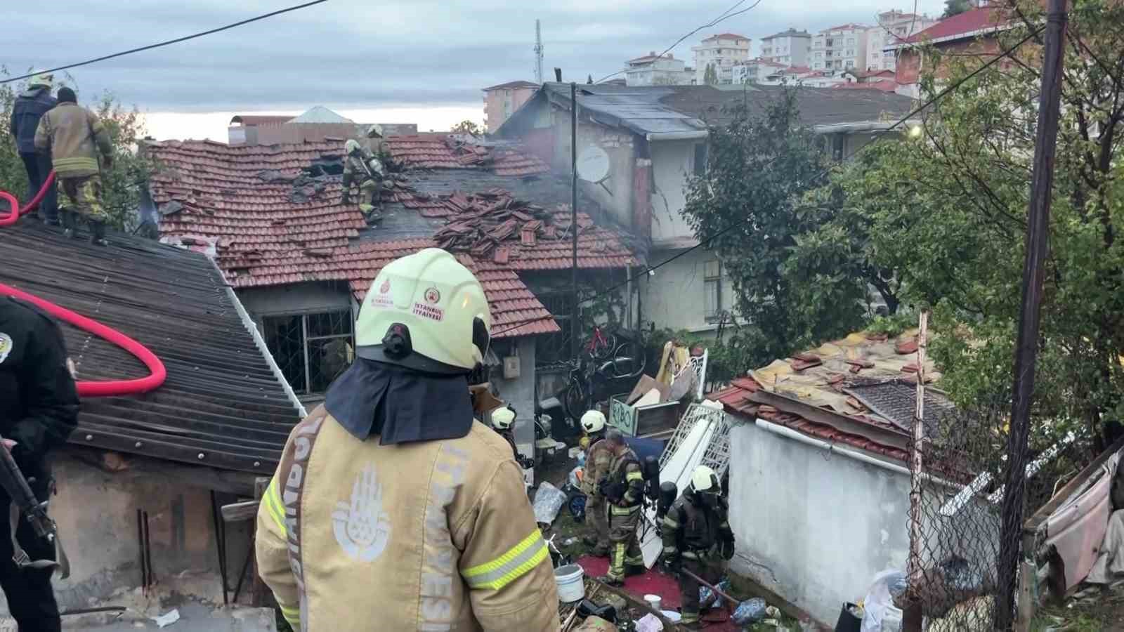 İSTANBUL (İHA) - MALTEPE’DE BİR GECEKONDUDA ÇIKAN YANGINDA 12 YAŞINDAKİ ÇOCUK HAYATINI KAYBEDERKEN, ANNE VE BABASI YARALI OLARAK KURTARILDI.
