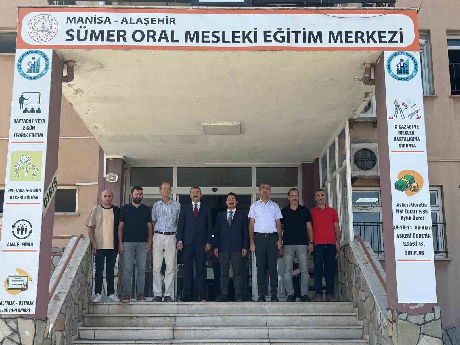 ALAŞEHİR’DE DENETİMLİ SERBESTLİK YÜKÜMLÜLERİ, YENİ EĞİTİM DÖNEMİ ÖNCESİ OKULLARIN BAKIM, ONARIM, BOYA VE TEMİZLİK ÇALIŞMALARINA DESTEK VERİYOR. ÇALIŞMALAR KAPSAMINDA ŞU ANA KADAR 3 OKULDA TOPLAM 36 SINIF YENİLENEREK ÖĞRENCİLERİN KULLANIMINA HAZIR HALE GETİRİLDİ.