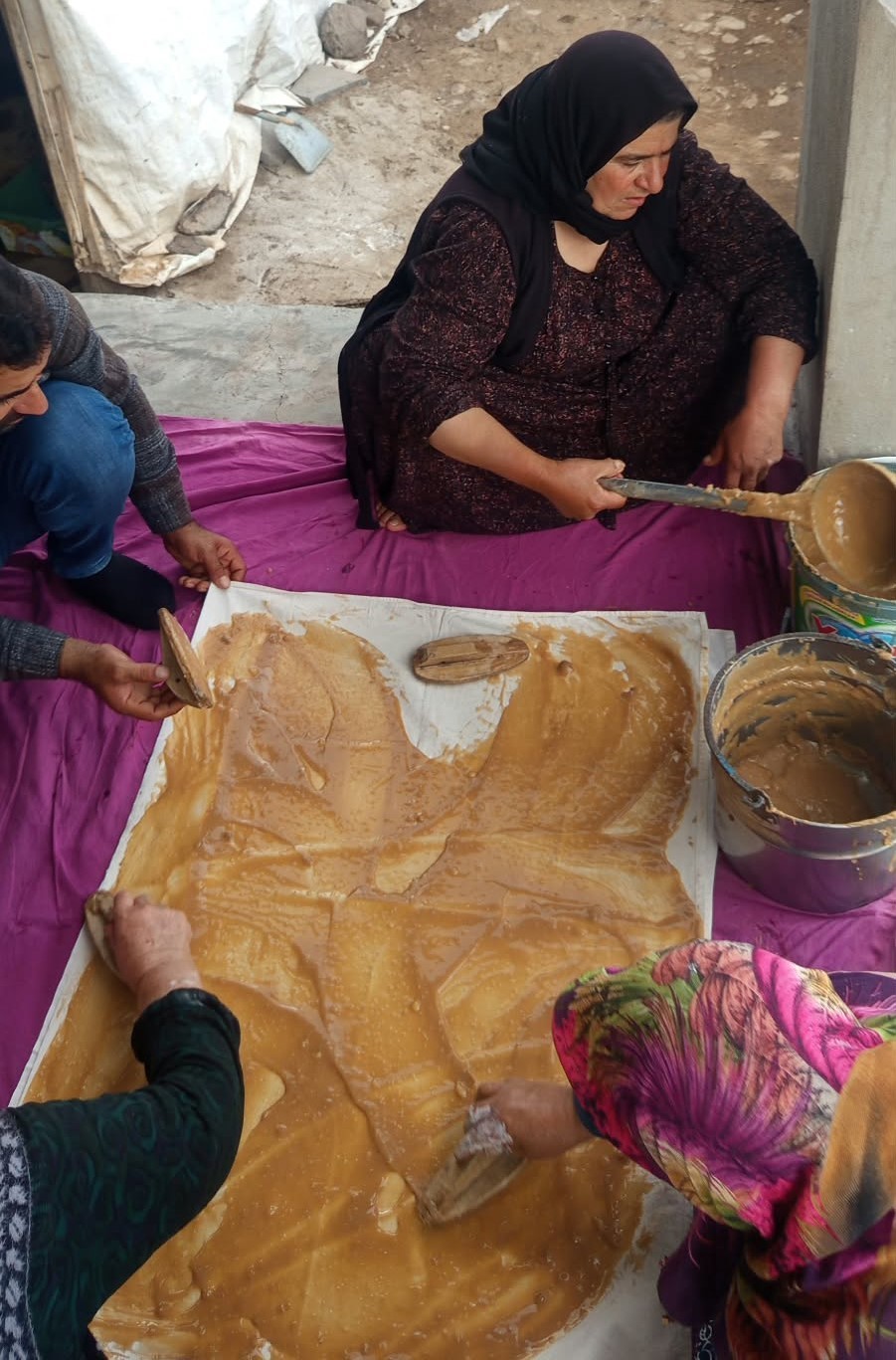 ŞANLIURFA'NIN SİVEREK İLÇESİNDE SONBAHARIN GELİŞİYLE BİRLİKTE GELENEKSEL PESTİL HAZIRLIĞI BAŞLADI. GÜNLER SÜREN EMEĞİN ARDINDAN HAZIRLANAN PESTİLLER, BEYAZ ÇARŞAFLARIN ÜZERİNE SERİLEREK GÜNEŞ ALTINDA KURUMAYA BIRAKILIYOR.