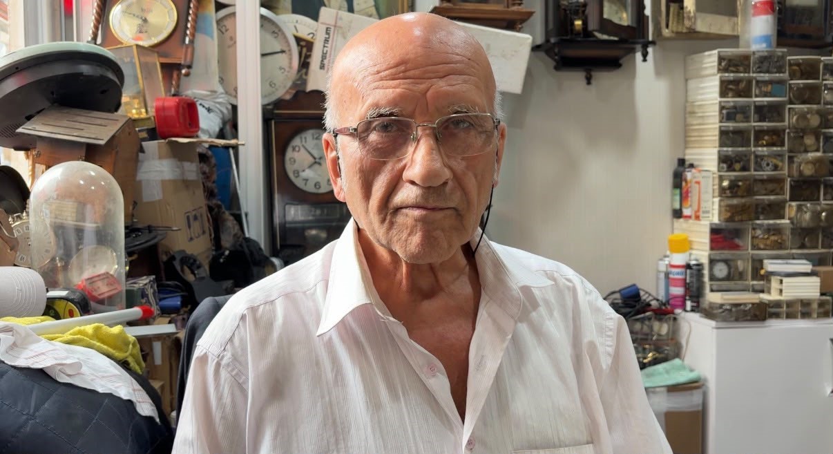 KIRKLARELİ’NDE BİLUMUM VE TARİHİ SAAT USTASI OLAN MEHMET EMİN, 68 YILDIR ZAMANA İNCE AYAR VERİYOR.