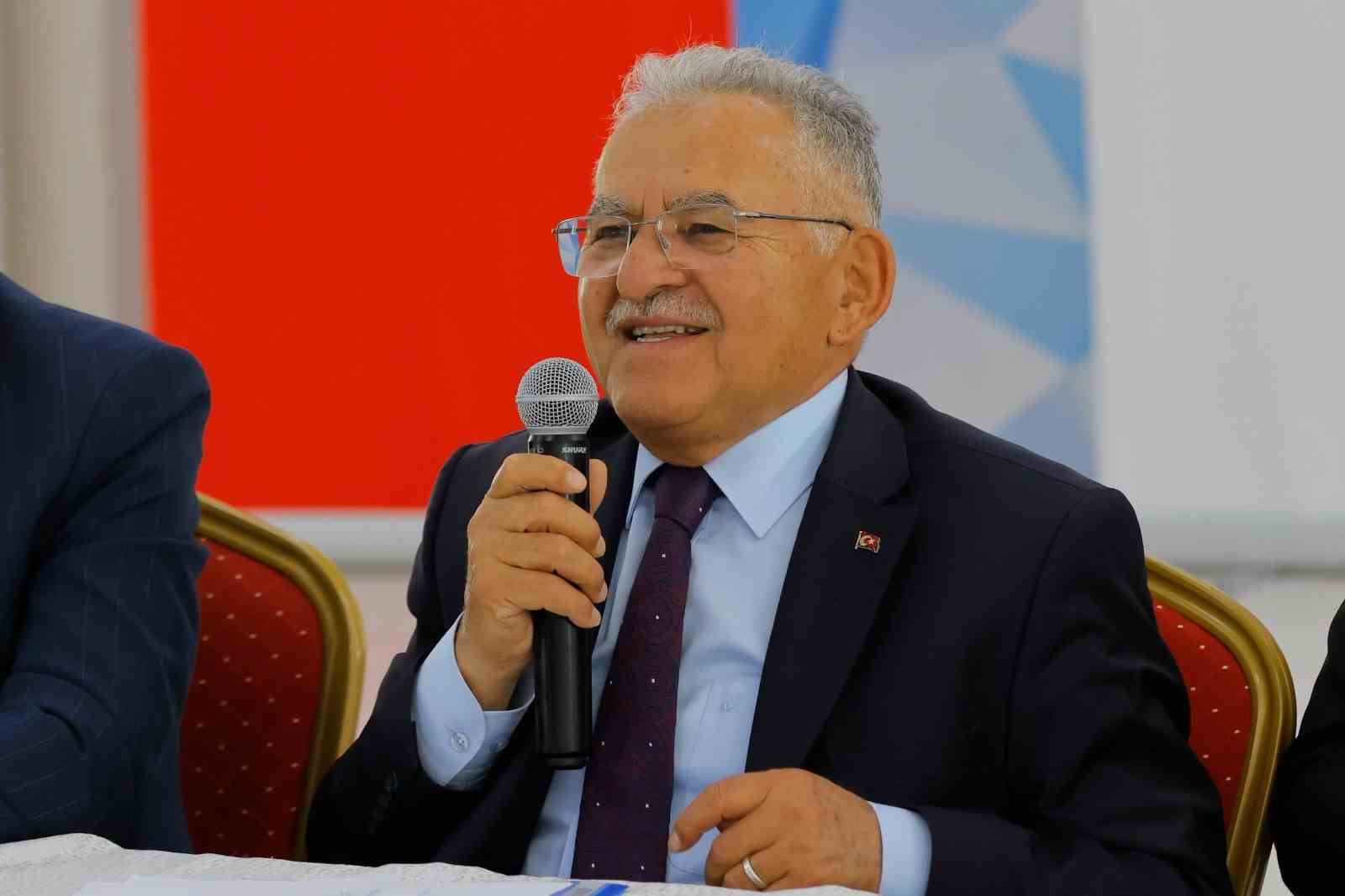 KAYSERİ BÜYÜKŞEHİR BELEDİYE BAŞKANI DR. MEMDUH BÜYÜKKILIÇ, DEVELİ İLÇESİNDE GERÇEKLEŞTİRDİĞİ PROGRAM KAPSAMINDA DEVELİ MUHTARLARIYLA BİR ARAYA GELDİ