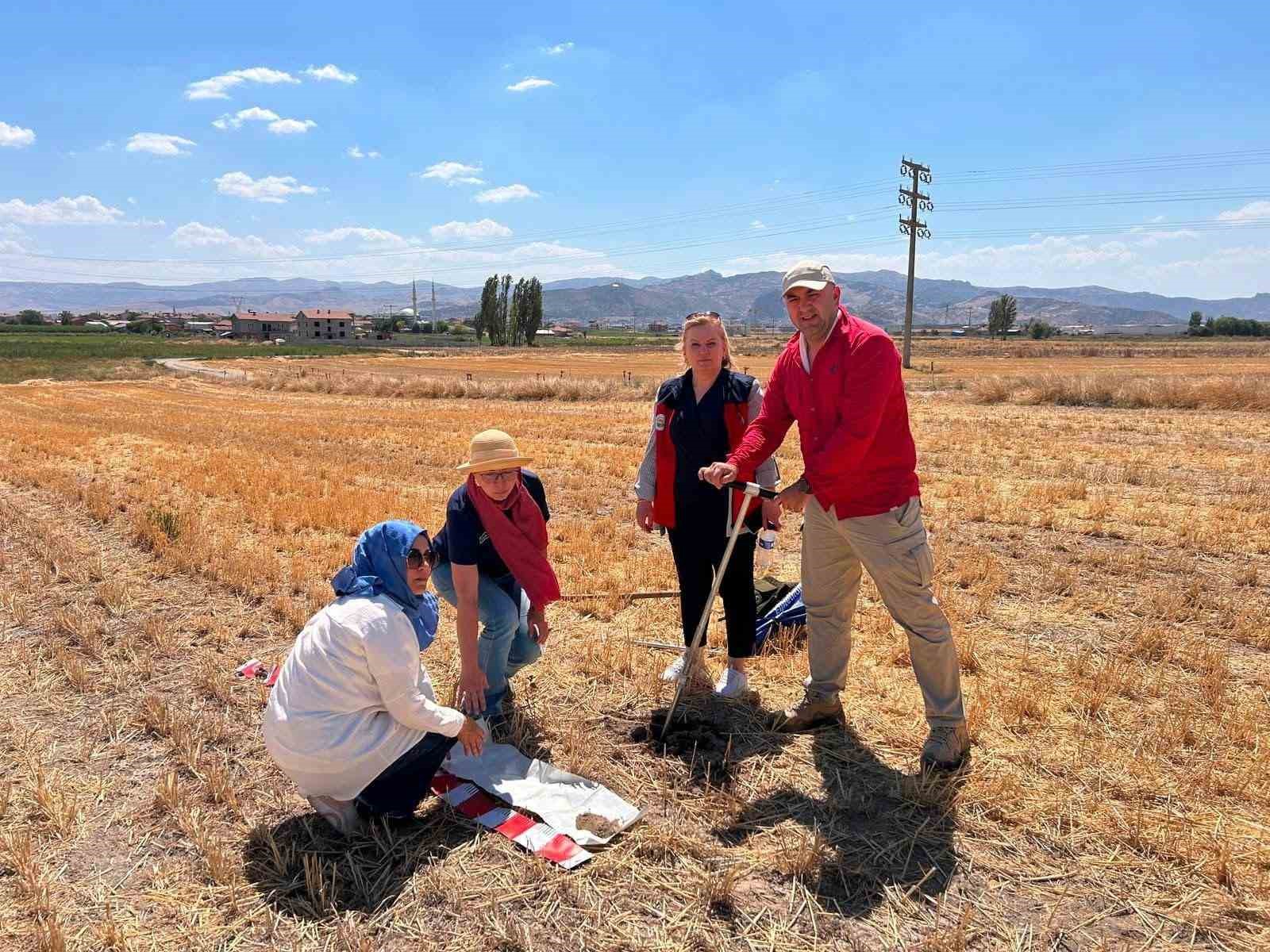 TÜRKİYE İKLİM AKILLI VE REKABETÇİ TARIMSAL BÜYÜME PROJESİ'NİN (TUCSAP) PROJESİ ÇERÇEVESİNDE AFYONKARAHİSAR TARIM VE ORMAN İL MÜDÜRLÜĞÜ TARAFINDAN BAŞLATILAN TOPRAK ETÜT VE HARİTALAMA ÇALIŞMALARI SÜRÜYOR.