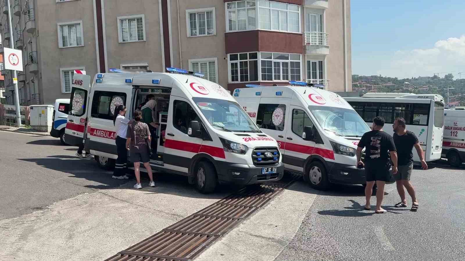 ZONGULDAK'IN KİLİMLİ İLÇESİNDE MEYDANA GELEN TRAFİK KAZASINDA ÖZEL HALK OTOBÜSÜ İLE OTOMOBİLİN ÇARPIŞMASI SONUCU 7 KİŞİ YARALANDI.