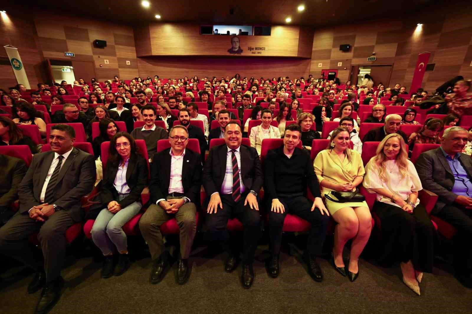MANİSA BÜYÜKŞEHİR BELEDİYESİ ŞEHİR TİYATROSU, 2026-2027 TİYATRO SEZONUNUN AÇILIŞINI ALİ ERKAN ERSEZER’İN YAZDIĞI "G.D.K. (GENETİĞİ DEĞİŞTİRİLMİŞ KADINLAR PROJESİ)" OYUNUYLA GERÇEKLEŞTİRDİ. "DURUŞ" TEMASIYLA YENİ SEZONA BAŞLAYAN ŞEHİR TİYATROSU, 20’NCİ YILINDA DA MANİSALILARI TİYATROYLA BULUŞTURMAYA DEVAM EDECEK.