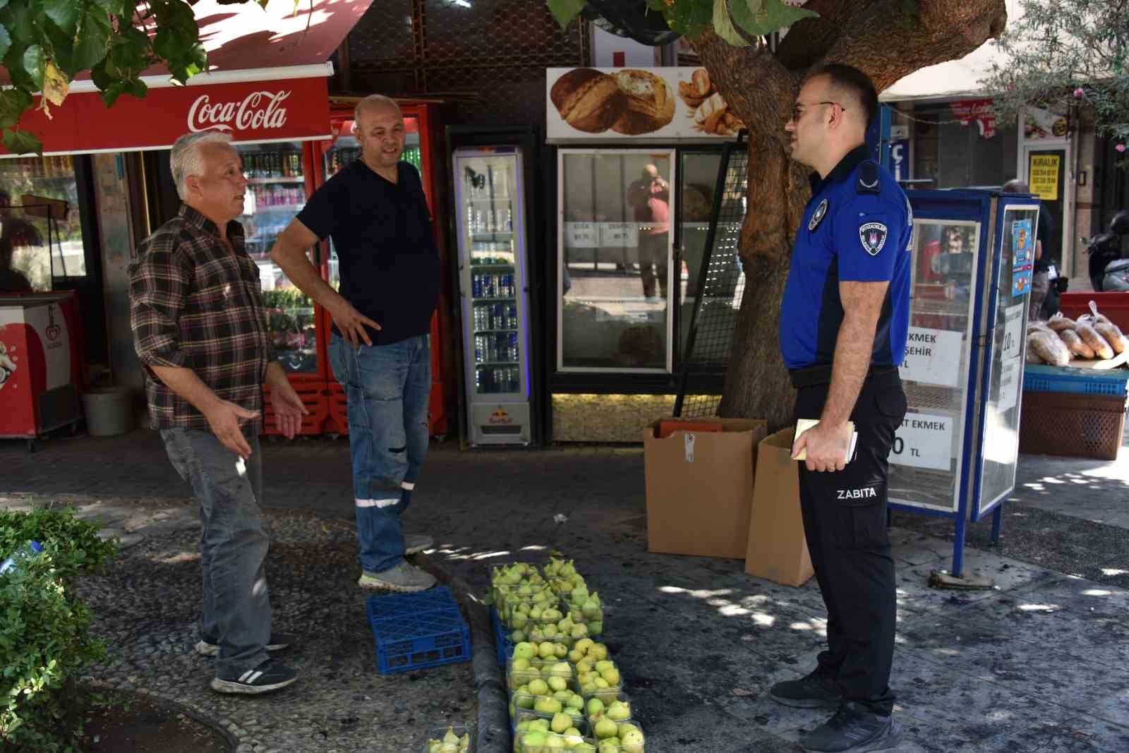ŞEHZADELER BELEDİYESİ ZABITA MÜDÜRLÜĞÜ EKİPLERİ, İLÇE GENELİNDE GERÇEKLEŞTİRDİĞİ KAPSAMLI DENETİMLERLE İŞ YERLERİNİ MERCEK ALTINA ALDI. İŞGALİYE, KALDIRIM KULLANIMI, TEMİZLİK, RUHSAT VE İZİN BELGELERİ BAŞTA OLMAK ÜZERE VATANDAŞLARIN HUZUR VE GÜVENLİĞİNİ İLGİLENDİREN BİRÇOK KONU KONTROL EDİLDİ.