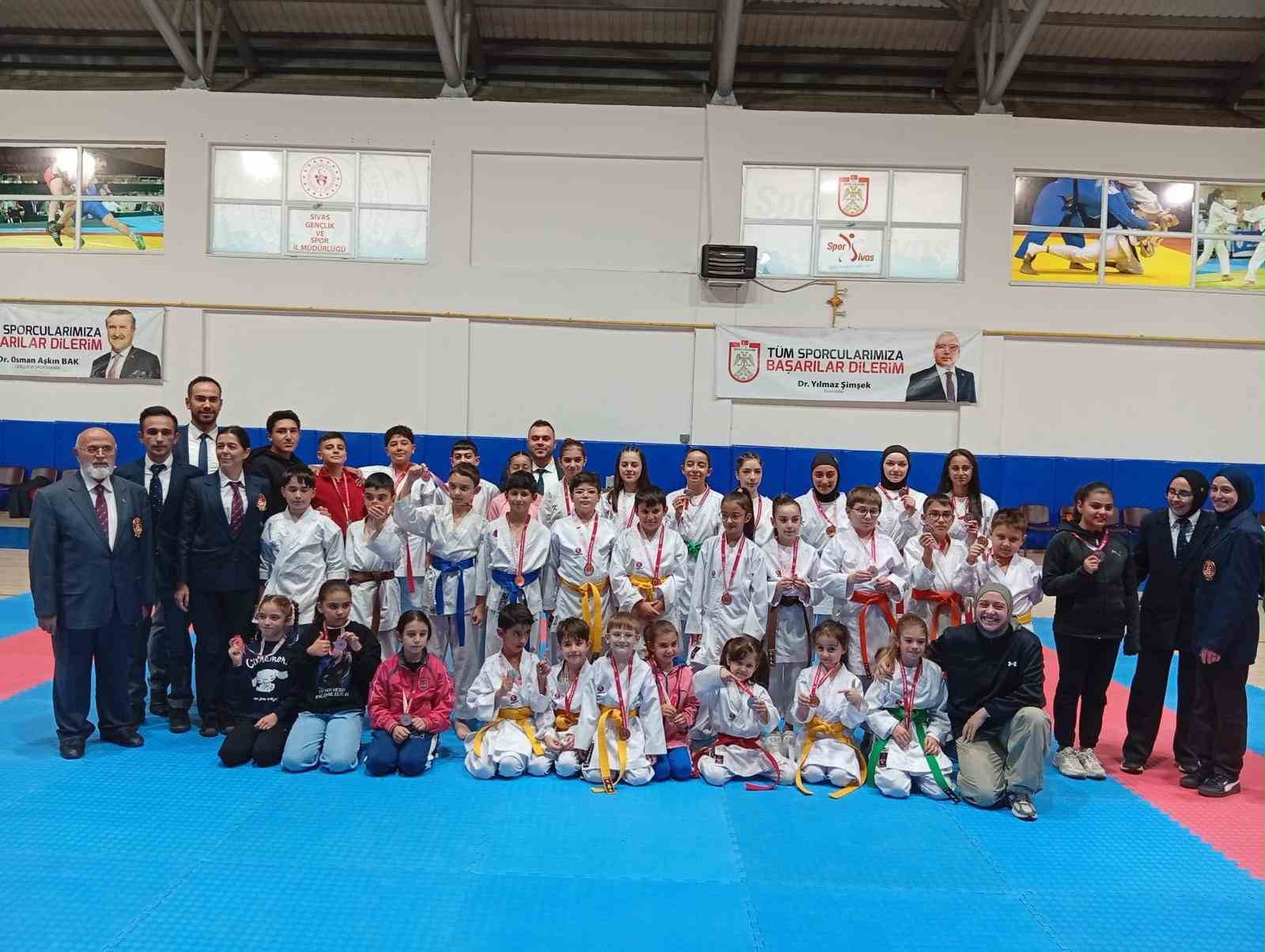 SİVAS’TA DÜZENLENEN KULÜPLER ARASI HEİAN KATA VE KUMİTE İL ŞAMPİYONASI’NDA 8 KULÜPTEN 200 SPORCU MADALYA İÇİN MÜCADELE EDERKEN, ORGANİZASYONUN ARDINDAN SİVAS KARATE LİGİ İÇİN DE MÜJDE GELDİ.