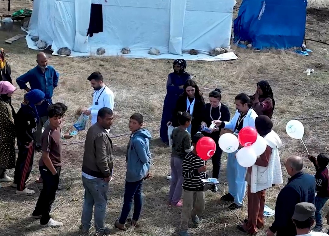 KONYA’NIN DEREBUCAK İLÇESİNDE MEVSİMLİK TARIM İŞÇİLERİ VE AİLELERİNE YÖNELİK KORUYUCU VE ÖNLEYİCİ SAĞLIK HİZMETLERİ KAPSAMINDA SAHA ÇALIŞMASI GERÇEKLEŞTİRİLDİ.