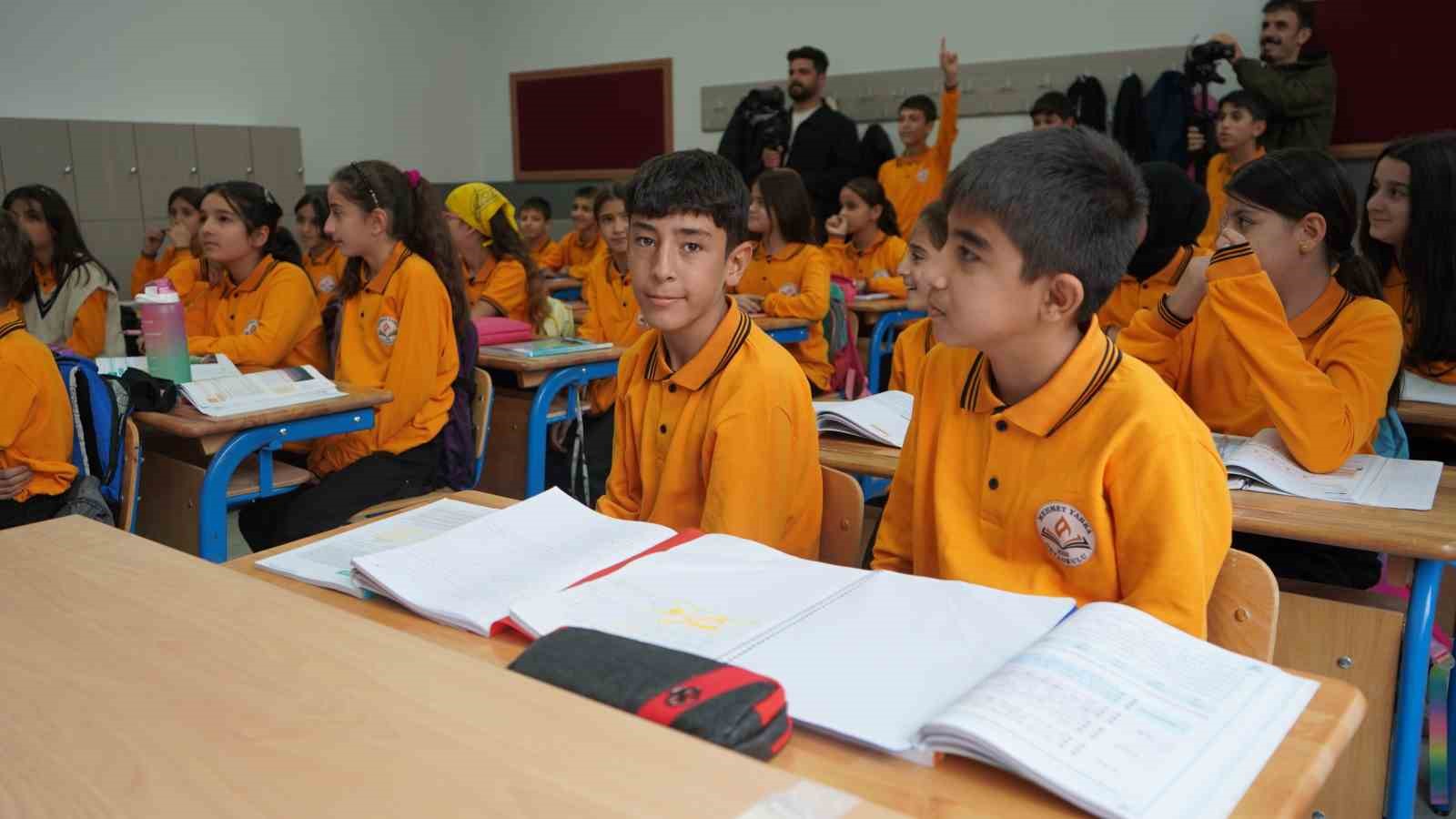 ŞIRNAK’TA HAYIRSEVER YARKA AİLESİNİN DESTEĞİ VE MAY İNŞAAT’IN ÇALIŞMALARIYLA TAMAMLANAN 16 DERSLİKLİ MEHMET YARKA ORTAOKULU, DÜZENLENEN TÖRENLE HİZMETE AÇILDI.