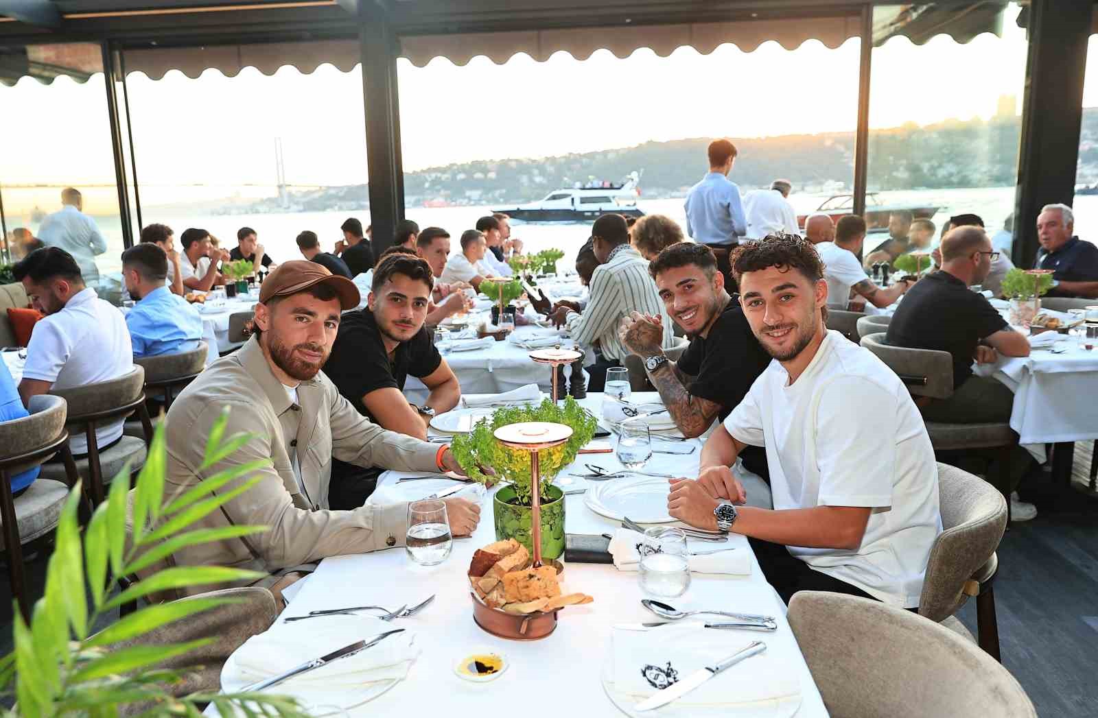 BEŞİKTAŞ FUTBOL A TAKIMI OYUNCULARI VE TEKNİK EKİP, TEKNİK DİREKTÖR VİNCENZO ITALİANO'NUN EV SAHİPLİĞİNDE AKŞAM YEMEĞİNDE BİR ARAYA GELDİ.