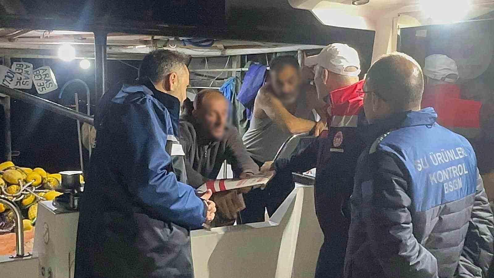 BALIKESİR İL TARIM VE ORMAN MÜDÜRLÜĞÜ EKİPLERİ, SU ÜRÜNLERİ KAYNAKLARININ KORUNMASI VE SÜRDÜRÜLEBİLİR BALIKÇILIĞIN SAĞLANMASI AMACIYLA GECE SAATLERİNDE BALIKÇI TEKNELERİNE YÖNELİK DENETİM GERÇEKLEŞTİRDİ.