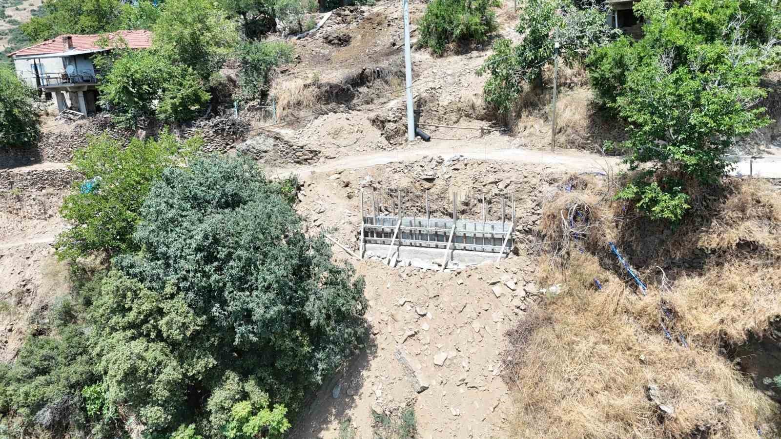NAZİLLİ BELEDİYESİ, MERKEZ VE KIRSAL MAHALLELERDE SÜRDÜRDÜĞÜ YOL YAPIM, BAKIM VE ONARIM ÇALIŞMALARI KAPSAMINDA SAMAİLİ MAHALLESİ’NDE ULAŞIM GÜVENLİĞİNİ TEHDİT EDEN BÖLGEDE SUYUN KONTROLLÜ ŞEKİLDE TAHLİYE EDİLMESİ VE YOLUN ZARAR GÖRMESİNİN ÖNLENMESİ AMACIYLA MENFEZ İNŞA ETTİ.