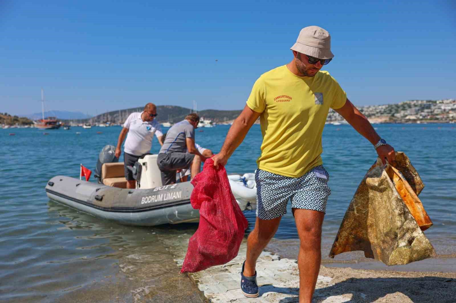 GÜMBET’TE DENİZ DİBİNDEN 310 KİLOGRAM ATIK ÇIKTI