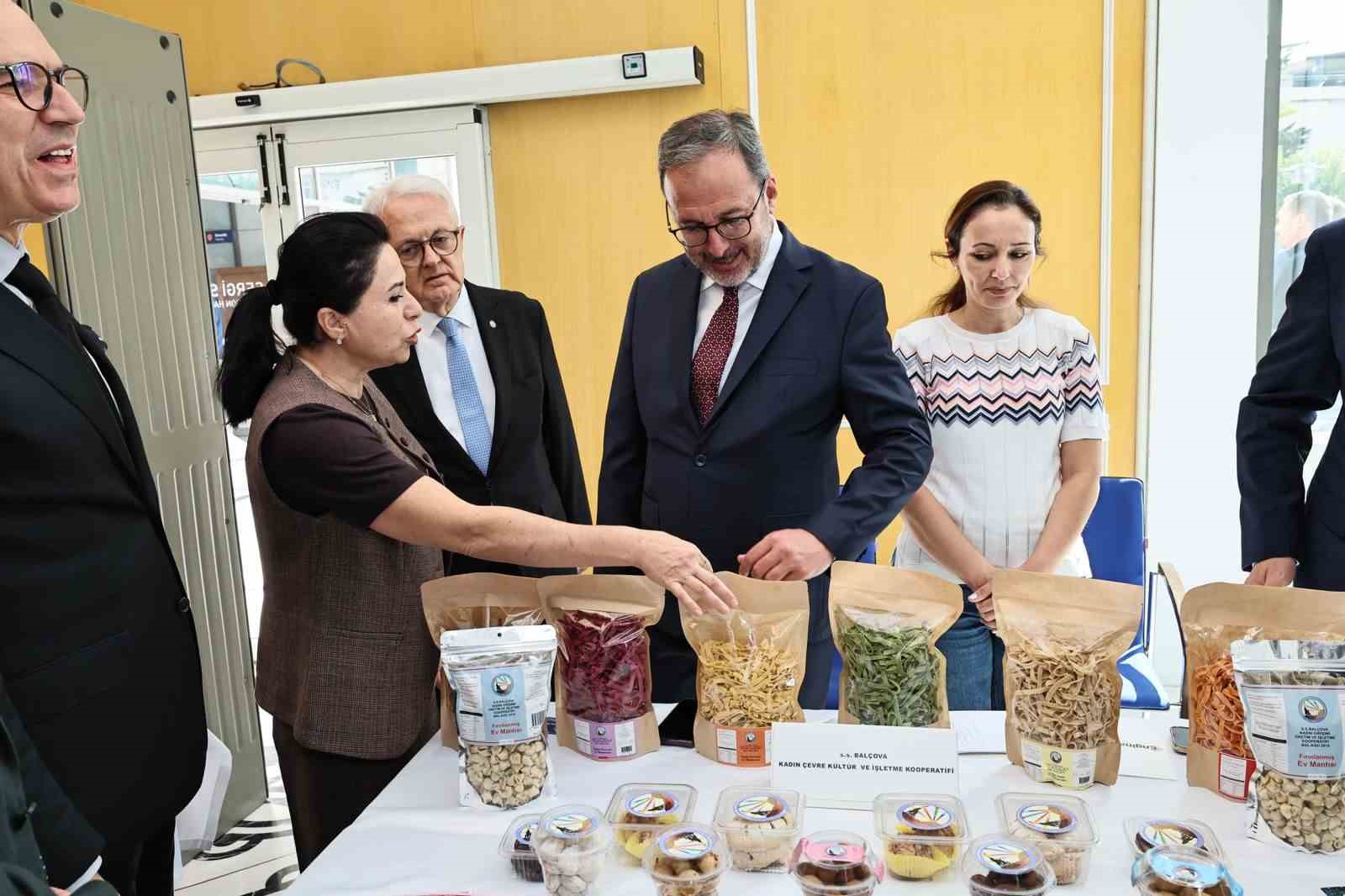 ÖNCEKİ DÖNEM GENÇLİK VE SPOR BAKANI, AK PARTİ İZMİR MİLLETVEKİLİ DR. MEHMET MUHARREM KASAPOĞLU, 16 EKİM DÜNYA GIDA GÜNÜ DOLAYISIYLA İZMİR TİCARET ODASINDA DÜZENLENEN ETKİNLİĞE KATILDI.