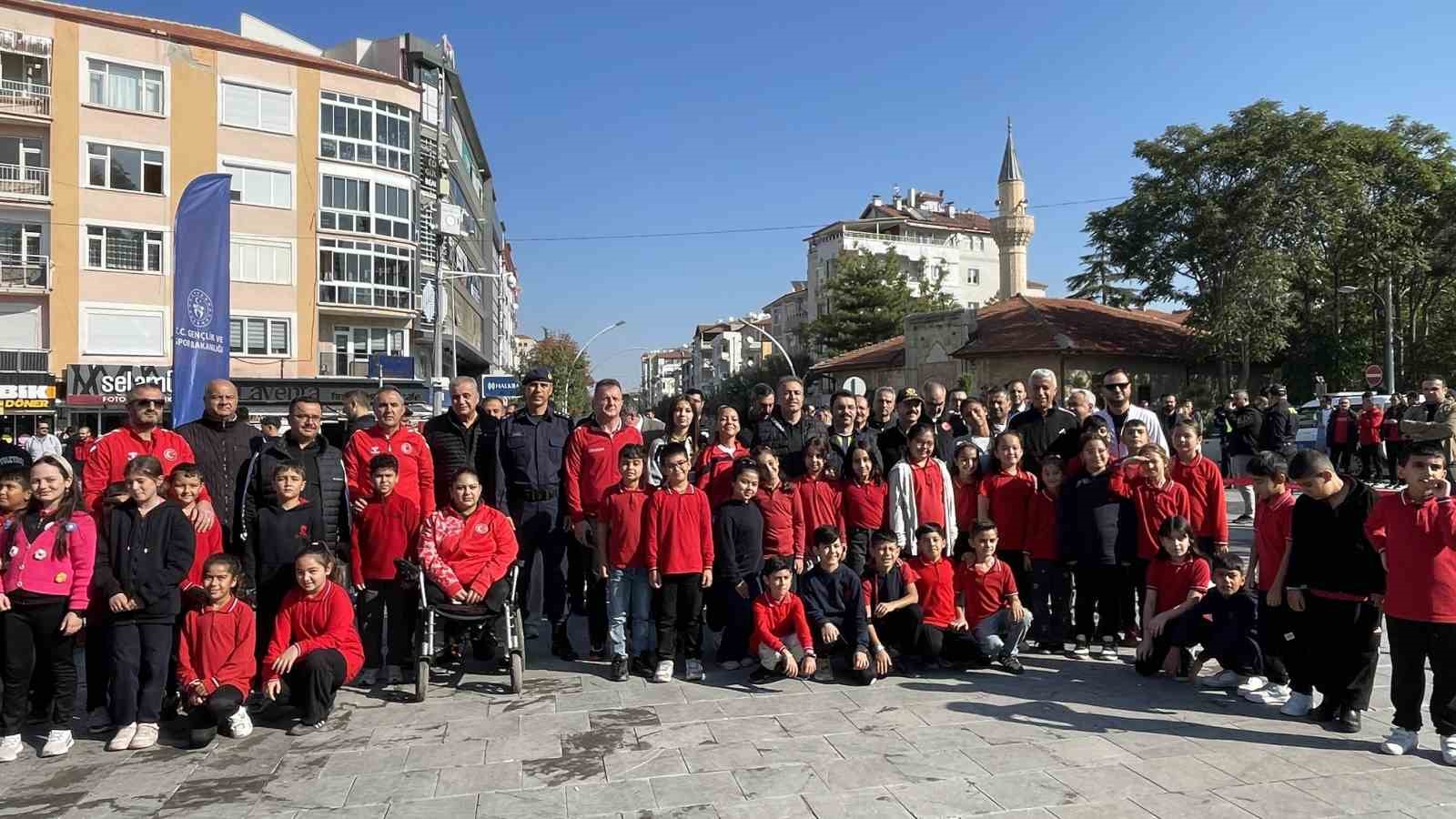 GENÇLİK VE SPOR BAKANLIĞI İLE TÜRKİYE AMATÖR SPOR KULÜPLERİ KONFEDERASYONU TARAFINDAN HER YIL GELENEKSEL OLARAK DÜZENLENEN AMATÖR SPOR HAFTASI ETKİNLİKLERİ KARAMAN'DA KORTEJ YÜRÜYÜŞÜYLE BAŞLADI.