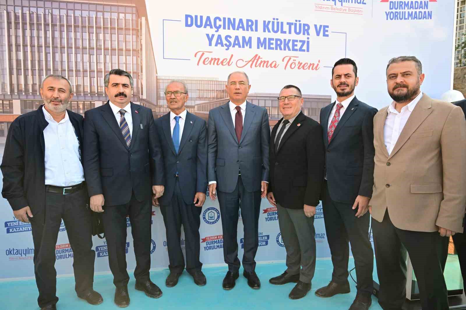 YILDIRIM BELEDİYESİ, KENTİN SOSYAL VE KÜLTÜREL YAŞAMINA DEĞER KATACAK ÖNEMLİ BİR PROJEYİ DAHA HAYATA GEÇİRİYOR. TEMELİ ATILAN DUAÇINARI KÜLTÜR VE YAŞAM MERKEZİ, MODERN YAPISI VE ÇOK YÖNLÜ KULLANIM ALANLARIYLA BURSALILARIN YENİ BULUŞMA NOKTASI OLACAK.