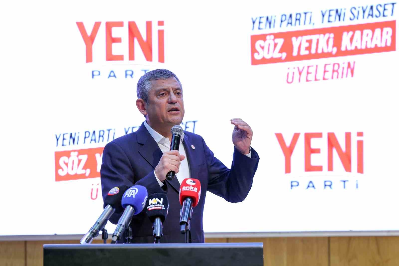 YENİ PARTİ GENEL BAŞKANI ÖZGÜR ÖZEL, "YENİ SİYASETLE BİRLİKTE HİÇBİR ŞEY GERİDE BIRAKTIKLARIMIZ GİBİ OLMAYACAK. HEP BİRLİKTE İLERİYE, İKTİDARA YÜRÜYECEĞİZ" DEDİ.