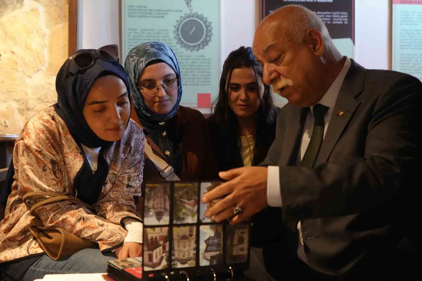 ERZURUM'DA ATATÜRK ÜNİVERSİTESİ TIP FAKÜLTESİ ADLİ TIP ANABİLİM DALI ÖĞRETİM ÜYESİ VE ADALET BAKANLIĞI ADLİ TIP KURUMU ERZURUM GRUP BAŞKANI PROF. DR. AHMET NEZİH KÖK'ÜN ÇOCUKLUĞUNDA İLK KUMBARASIYLA BAŞLAYAN KOLEKSİYON TUTKUSU, YILLAR İÇERİSİNDE BİNLERCE PARÇAYA ULAŞTI.