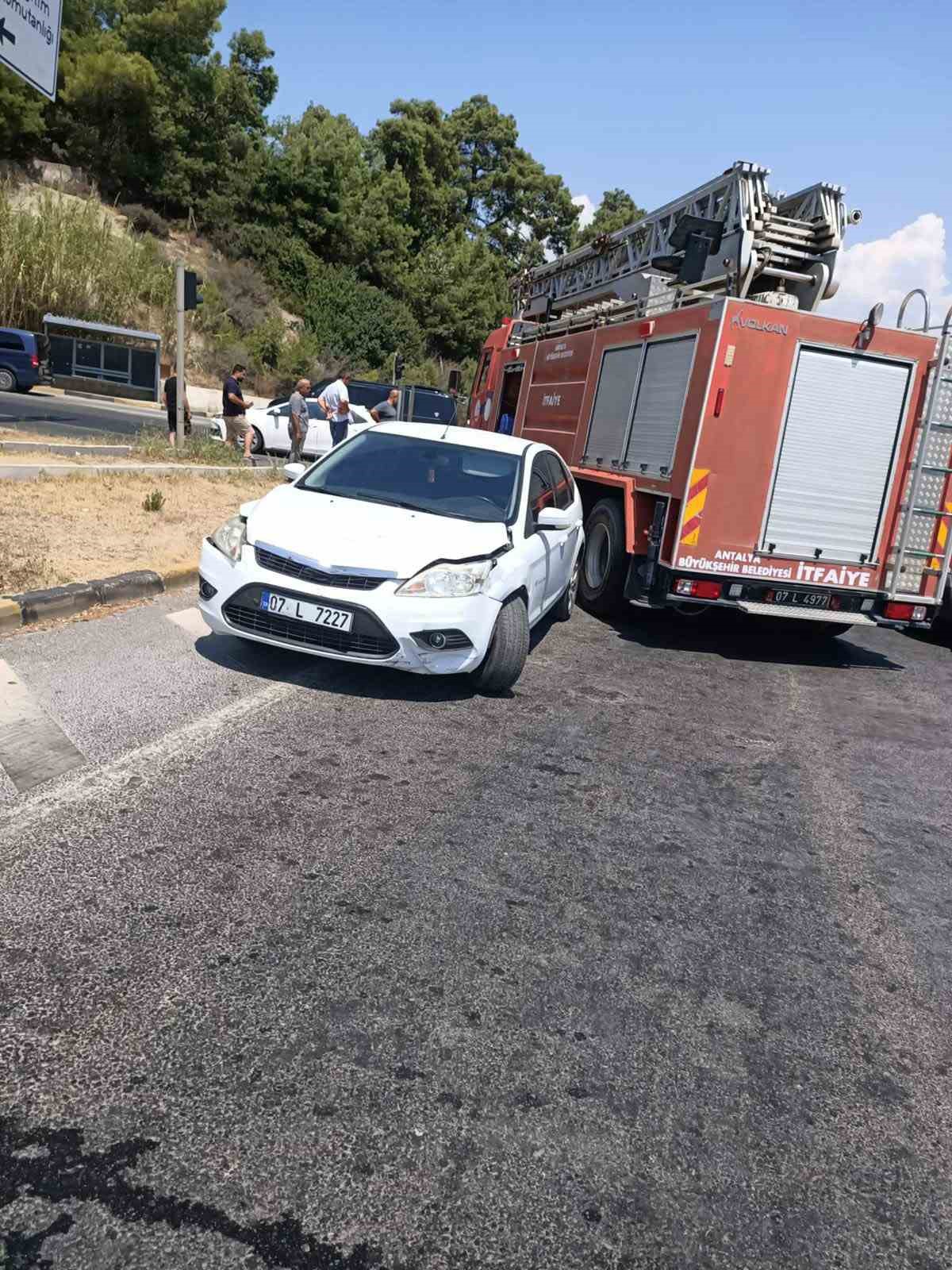 ANTALYA'NIN MANAVGAT İLÇESİNDE İKİ OTOMOBİLİN ÇARPIŞMASI SONUCU MEYDANA GELEN TRAFİK KAZASINDA 1 KİŞİ YARALANDI.