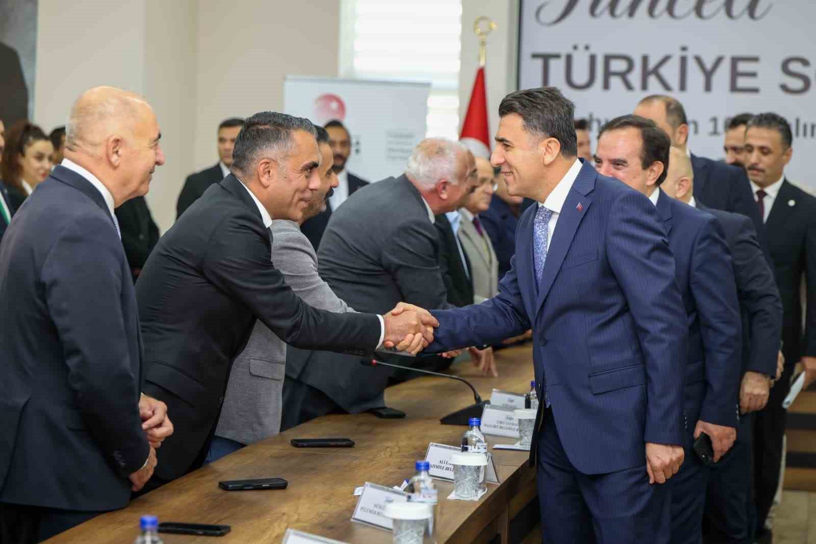 PROGRAMA; TUNCELİ VALİSİ ŞEFİK AYGÖL, CUMHURBAŞKANLIĞI BAŞDANIŞMANI, SAĞLIK POLİTİKALARI KURULU ÜYESİ AHMET SELİM KÖROĞLU, CUMHURBAŞKANI DANIŞMANI, SİVİL DAYANIŞMA PLATFORMU BAŞKANI AYHAN OĞAN, AK PARTİ MERKEZ DİSİPLİN KURULU ÜYESİ AYDOĞAN AHIAKIN, MUNZUR ÜNİVERSİTESİ REKTÖRÜ PROF. DR. KENAN PEKER, AK PARTİ TUNCELİ İL BAŞKANI RECAİ HAZAR, STK'LAR VE ŞEHRİN İLERİ GELENLERİ KATILDI.