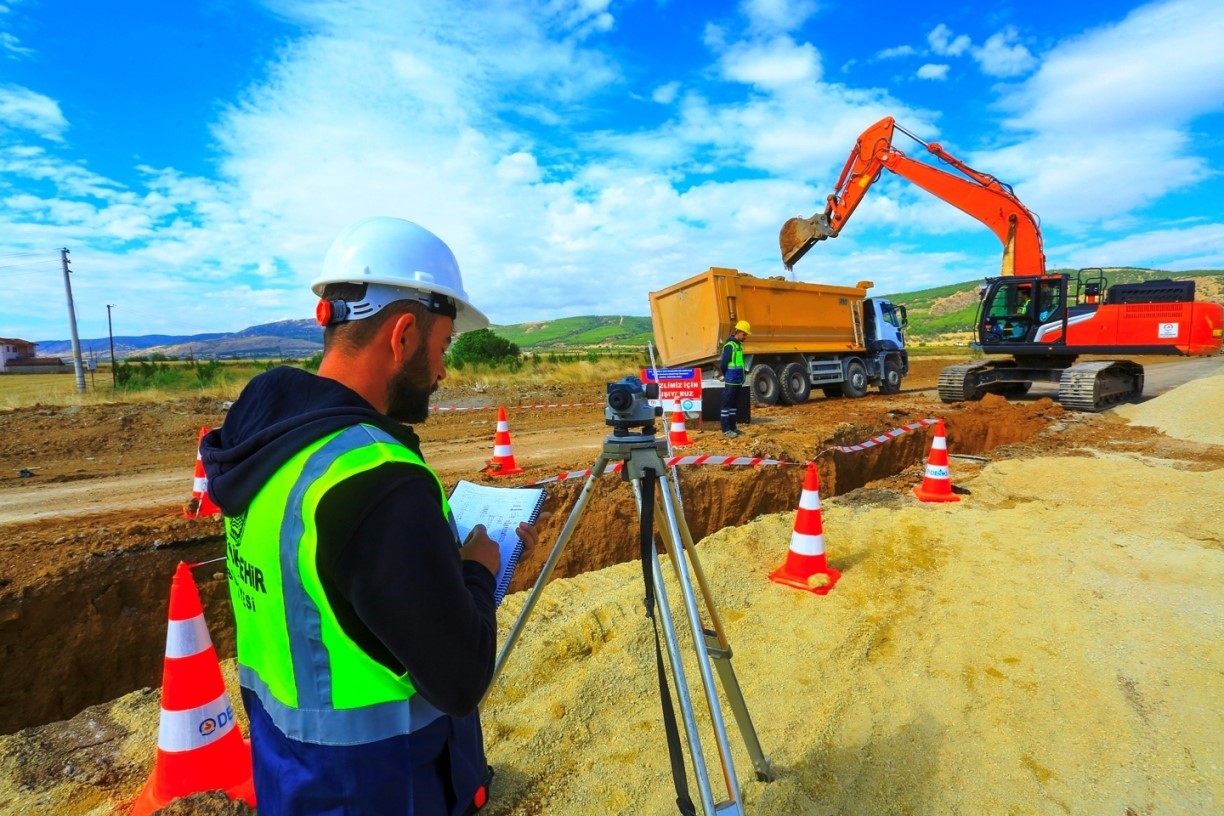 DENİZLİ BÜYÜKŞEHİR BELEDİYESİ DESKİ, BÜYÜYEN VE GELİŞEN YERLEŞİM YERLERİNİN ALTYAPI İHTİYAÇLARINI KARŞILAMAK AMACIYLA YATIRIMLARINI SÜRDÜRÜYOR. ÇİVRİL İLÇESİNİN AKPINAR VE ŞEHİTLER MAHALLELERİNE 47,5 MİLYON TL’LİK YATIRIMLA YENİ KANALİZASYON HATTI KAZANDIRILIYOR.